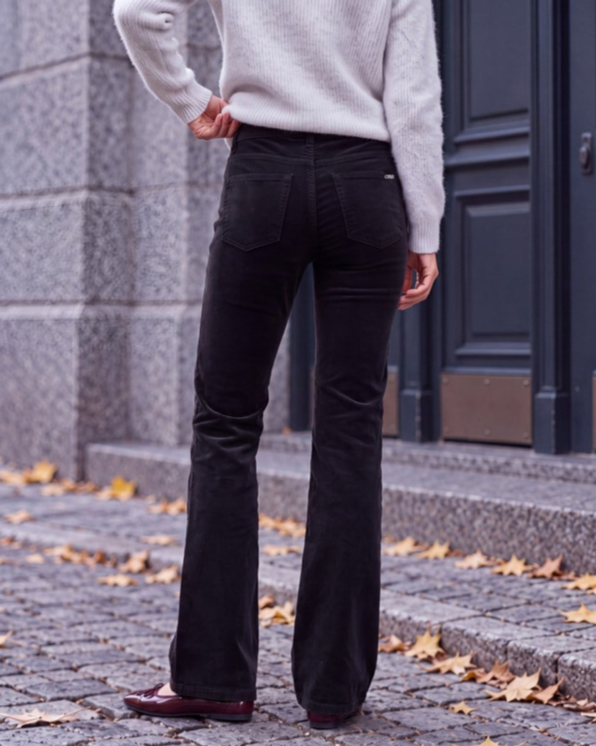 Paris Flared Velvet slengbukse svart fra Cambio styled med grå strikk og vinrøde ballerinasko, bakfra