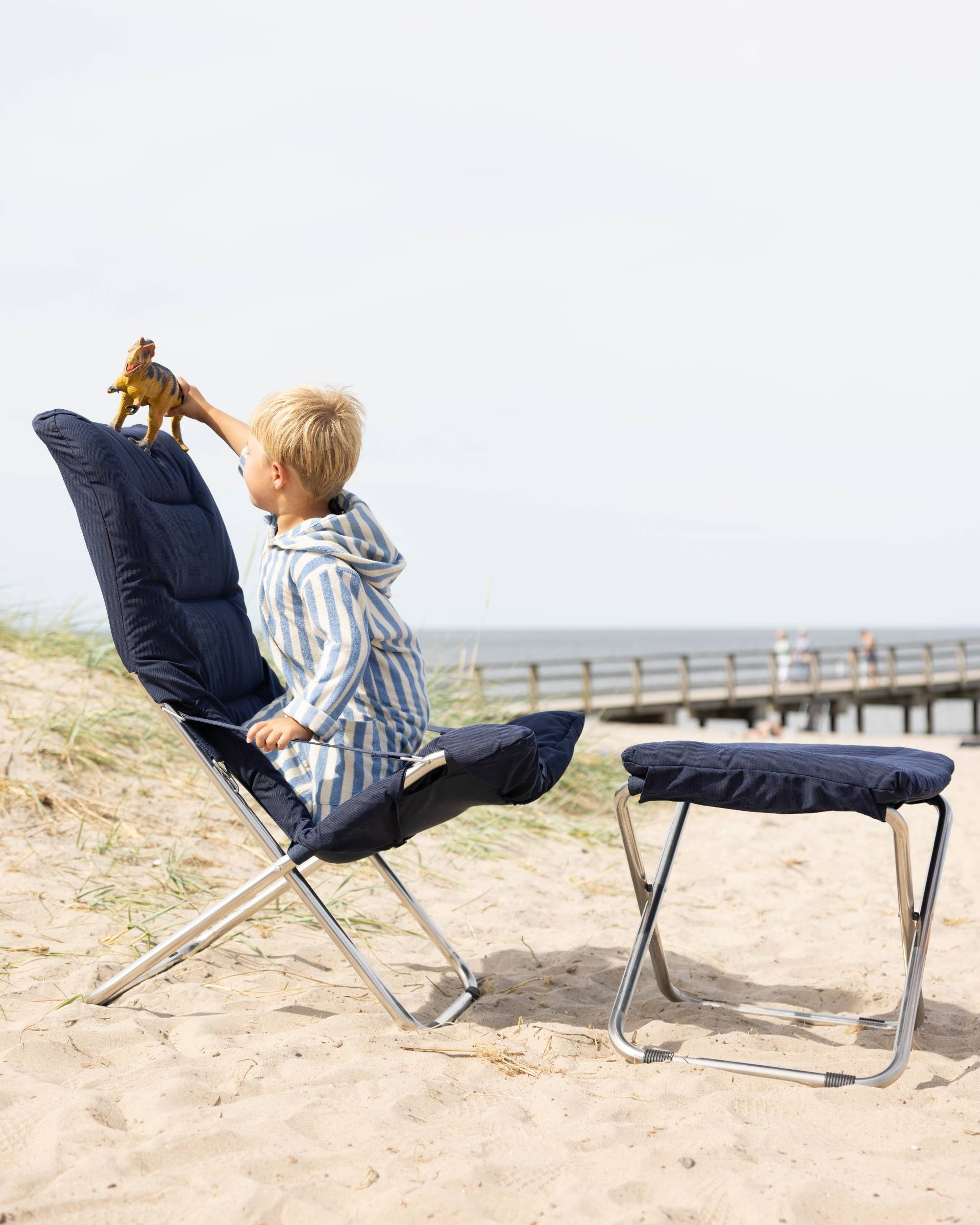 Fiam Fiesta Soft solstol med pute i fargen blÄ pÄ stranden