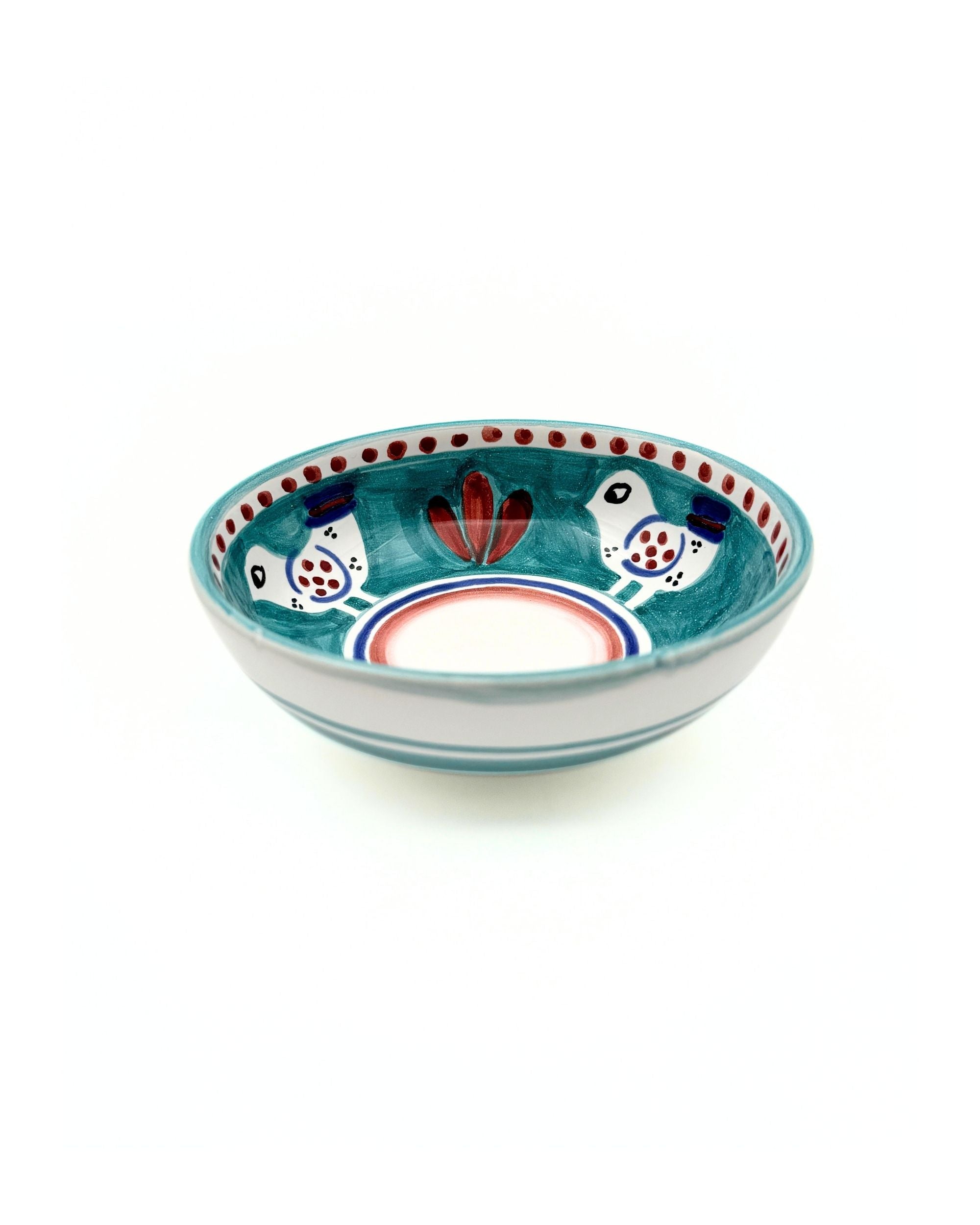 Dipinto Ceramics Amalfi liten bolle med turkis og rød håndmalt dekor, inkludert fuglemotiv, på hvit bakgrunn