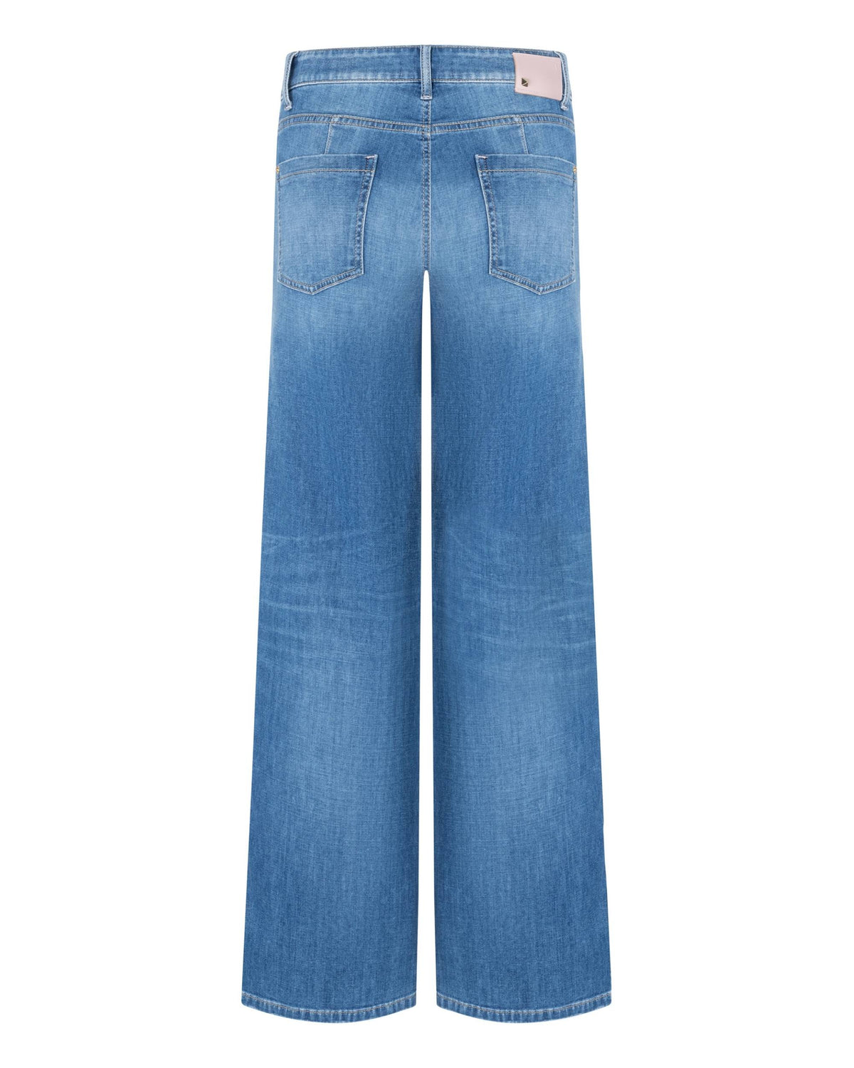 Cambio Alek Jeans bakfra i lyseblå denim med vide ben, brun skinnlapp, baklommer og beltehemper