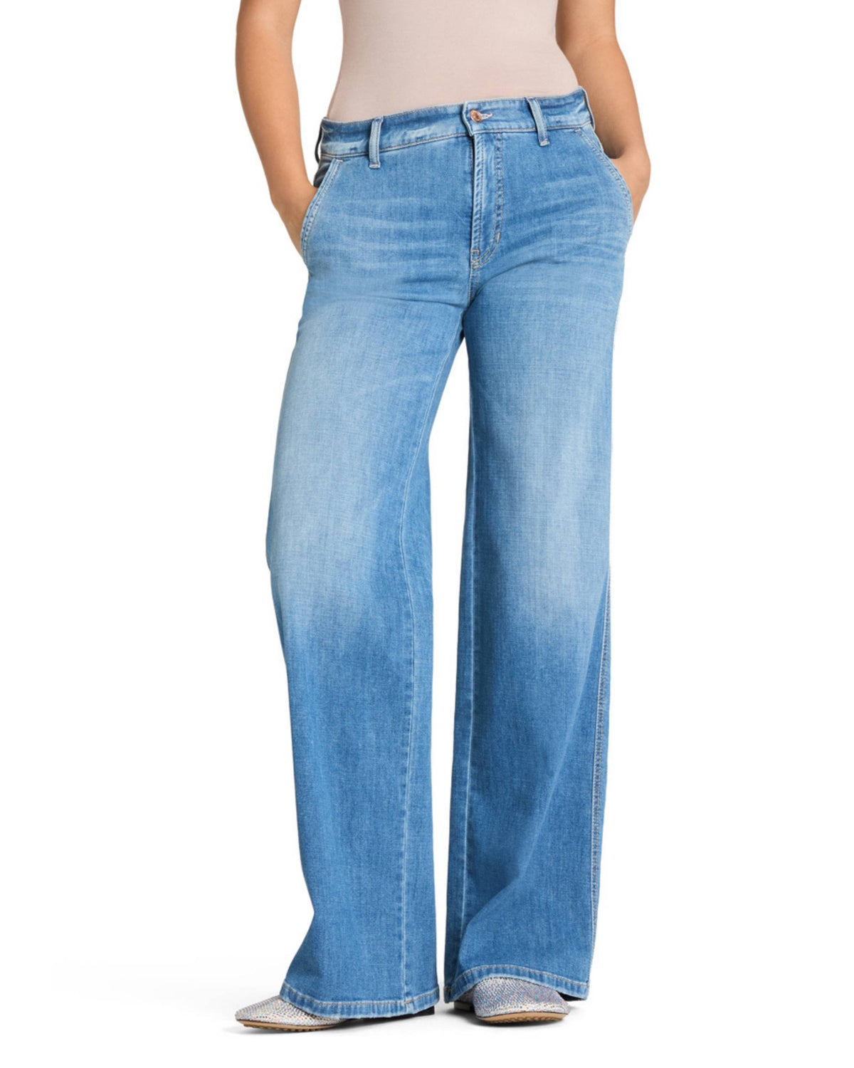 Cambio Alek bukse: Detaljbilde av lyseblå jeans med vide ben, skrå lommer og sølvknapp. Høyt liv.