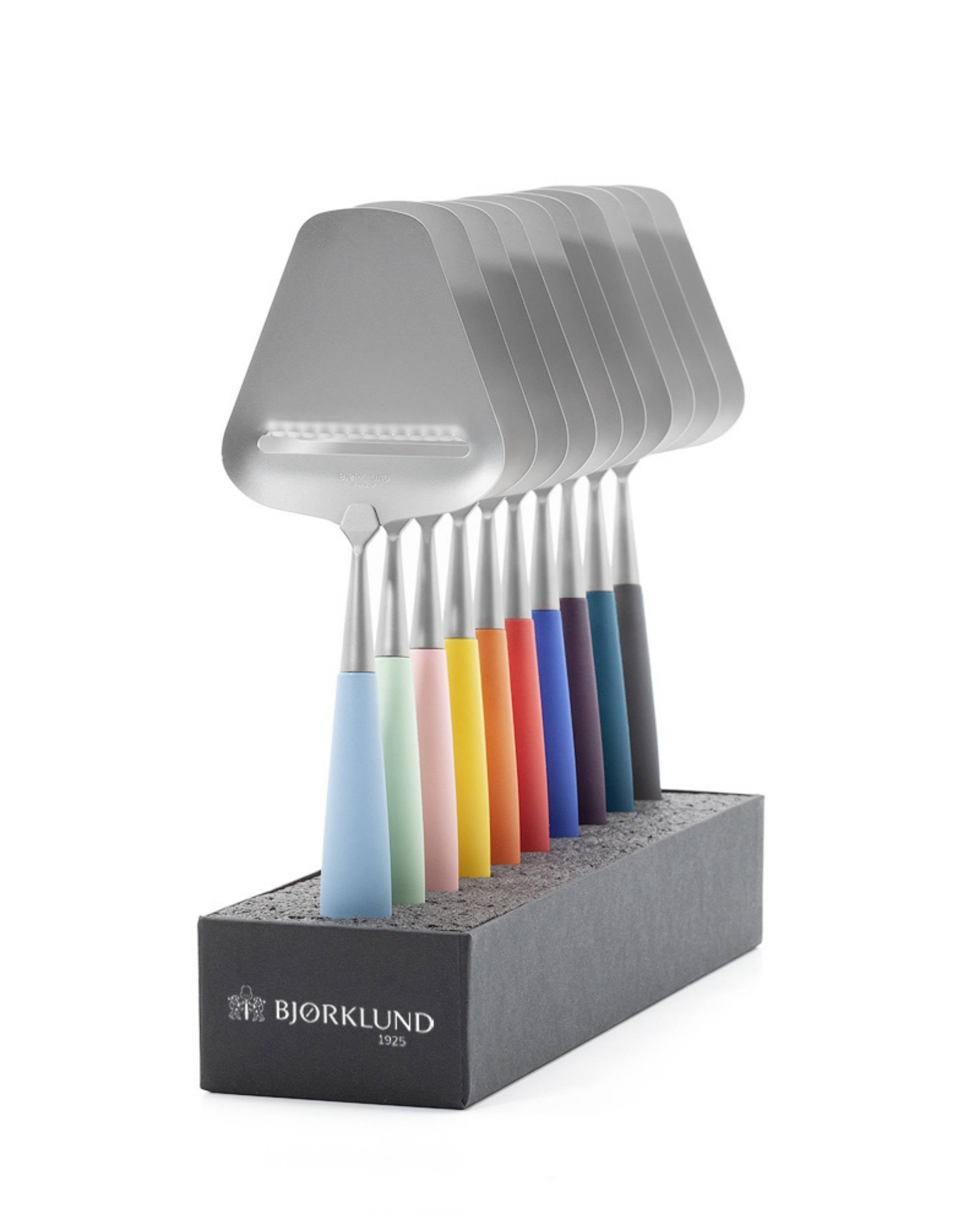 Ostehøvel Amitto med riller fra Bjørklund (Rød)