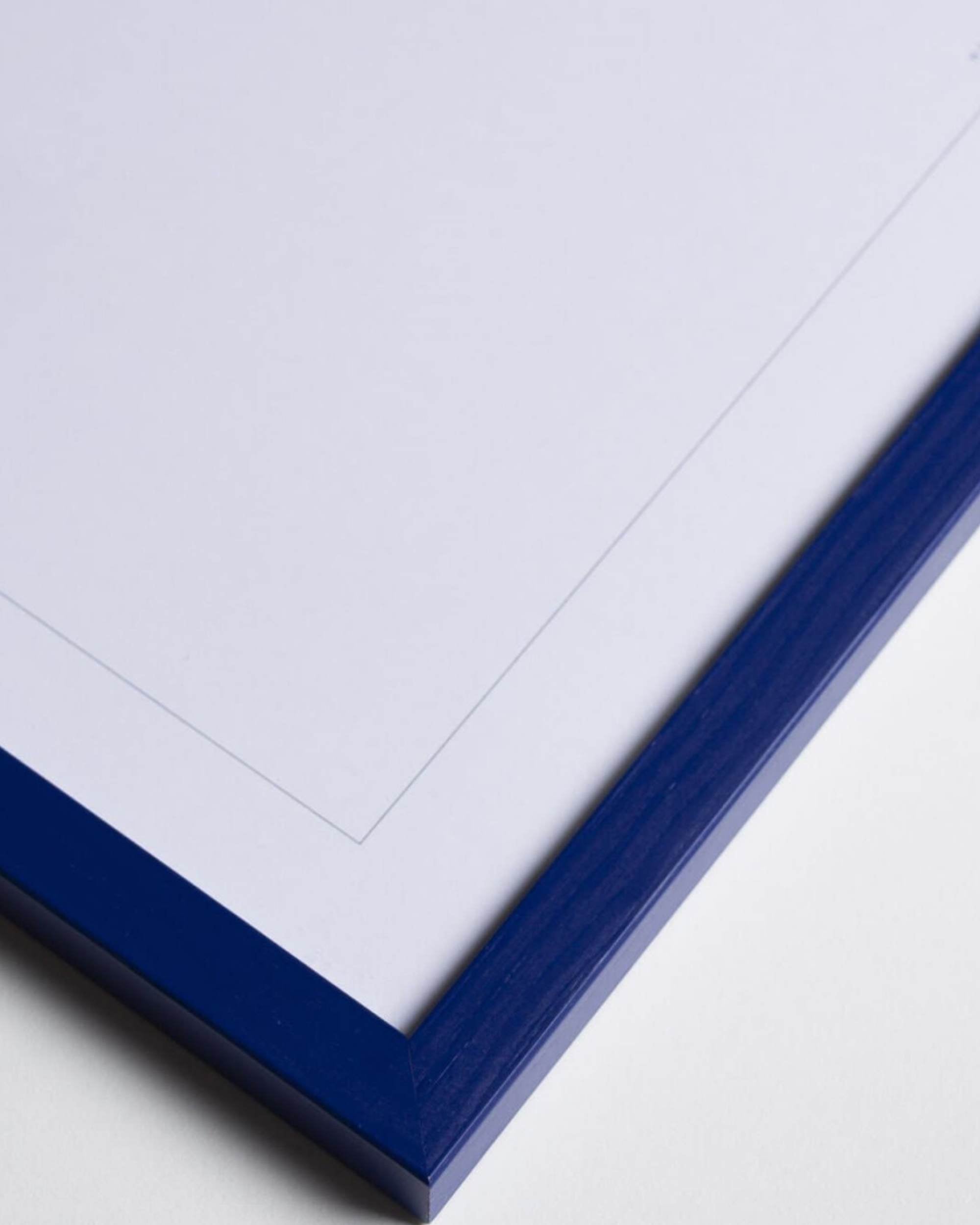 Blå bilderamme i heltre og glass fra Poster & Frame