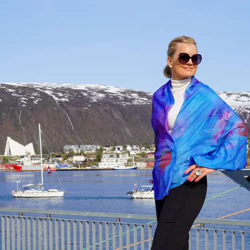Therese Enger Blurred Line skjerf i blÄ og lilla med kunsttrykk, bÄret av kvinne med fjordbakgrunn