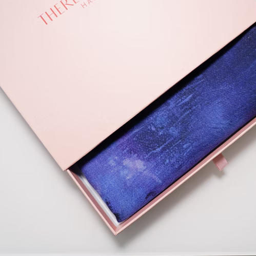 Blurred Line skjerf fra Therese Enger i dyp blÄ og lilla nyanser med abstrakt mÞnster, pakket i rosa gaveeske