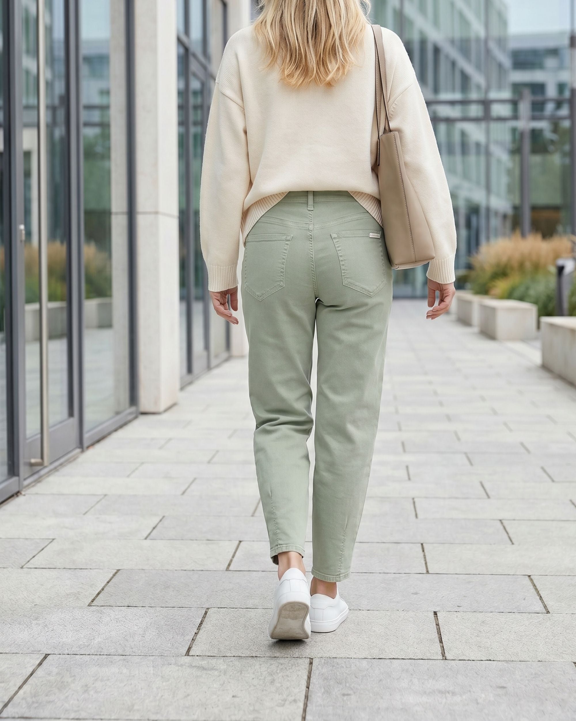 Cambio Elin Olive Mist bukse bakfra, ankellang, lommene og vatterte sømmer er synlige