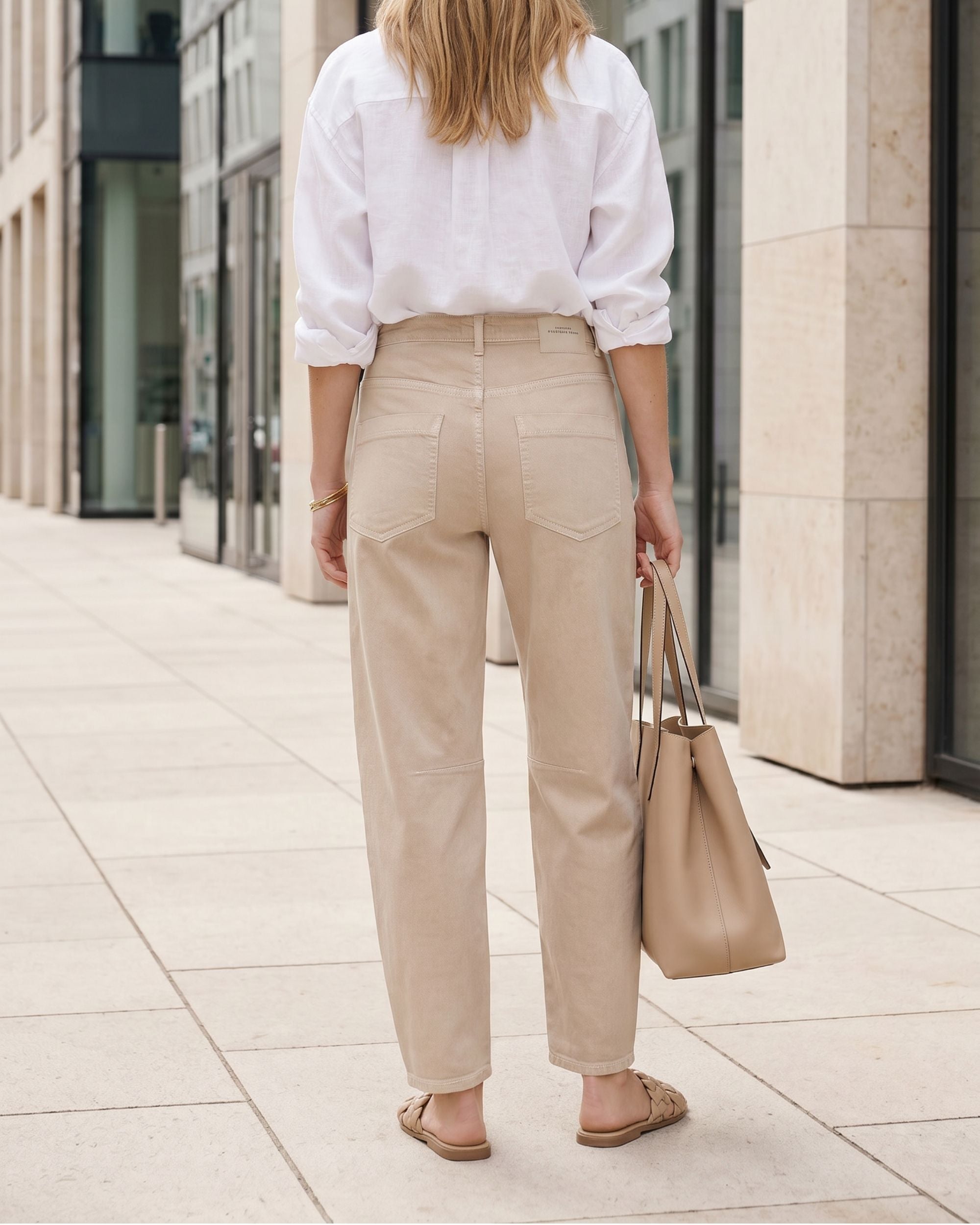 Cambio Ocean bukse bakfra, delikat beige farge, stilige hoftelommer og detaljsøm under kneet.