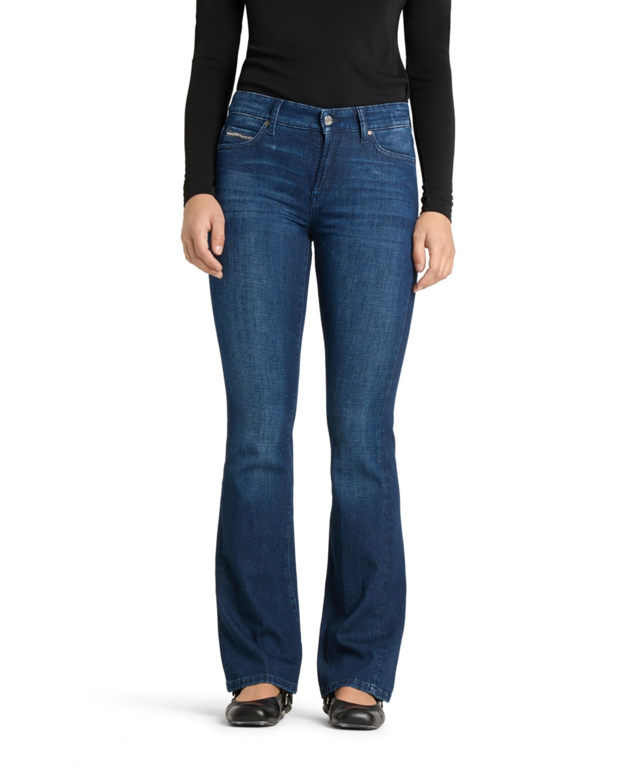 Nærbilde av øvre del av mørk blå Paris Flared jeans fra Cambio, med sølvknapp, beltehemper og myntlomme.