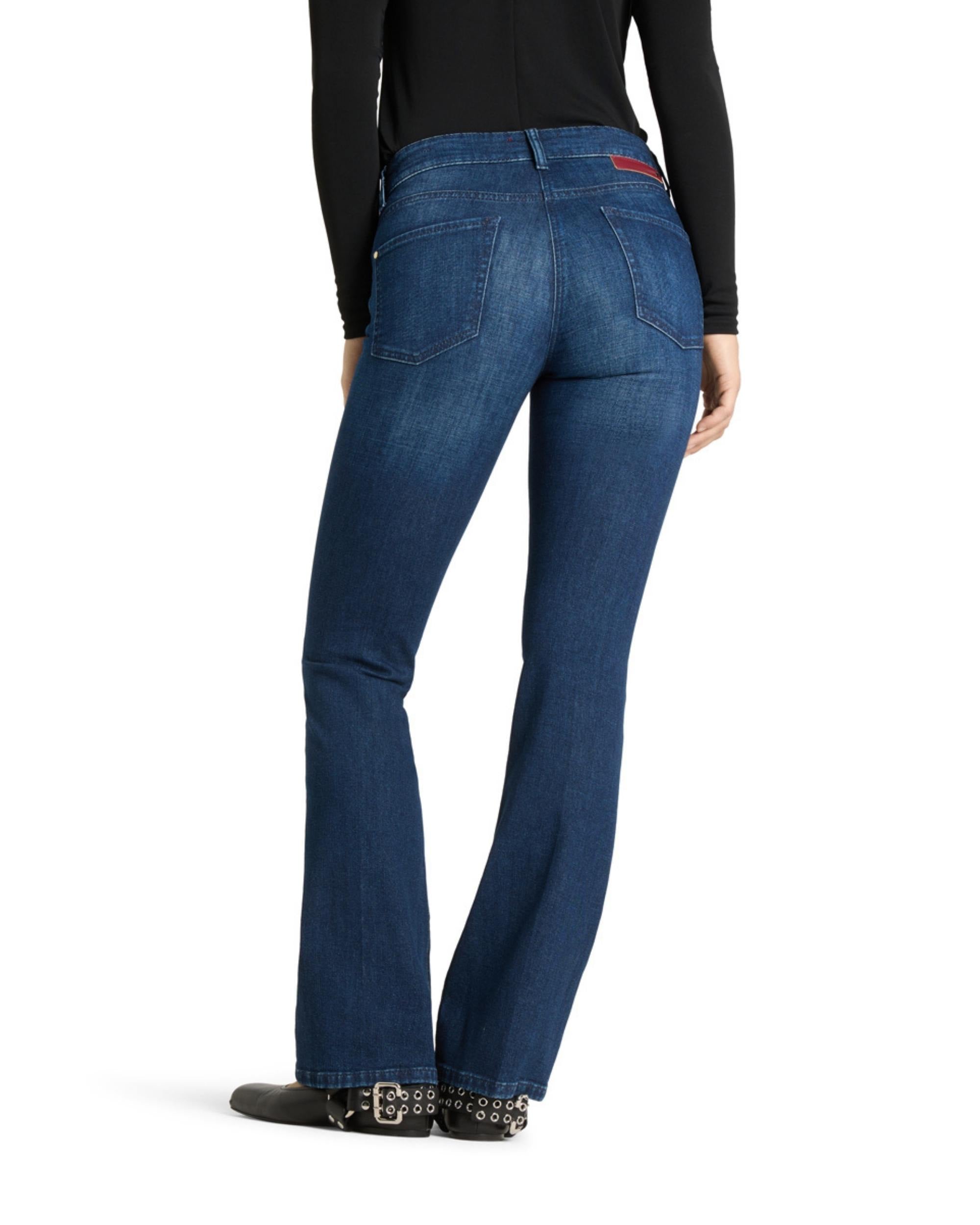 Cambio Paris Flared jeans sett bakfra, mørk blå med beltehemper og rød detalj på linningen.
