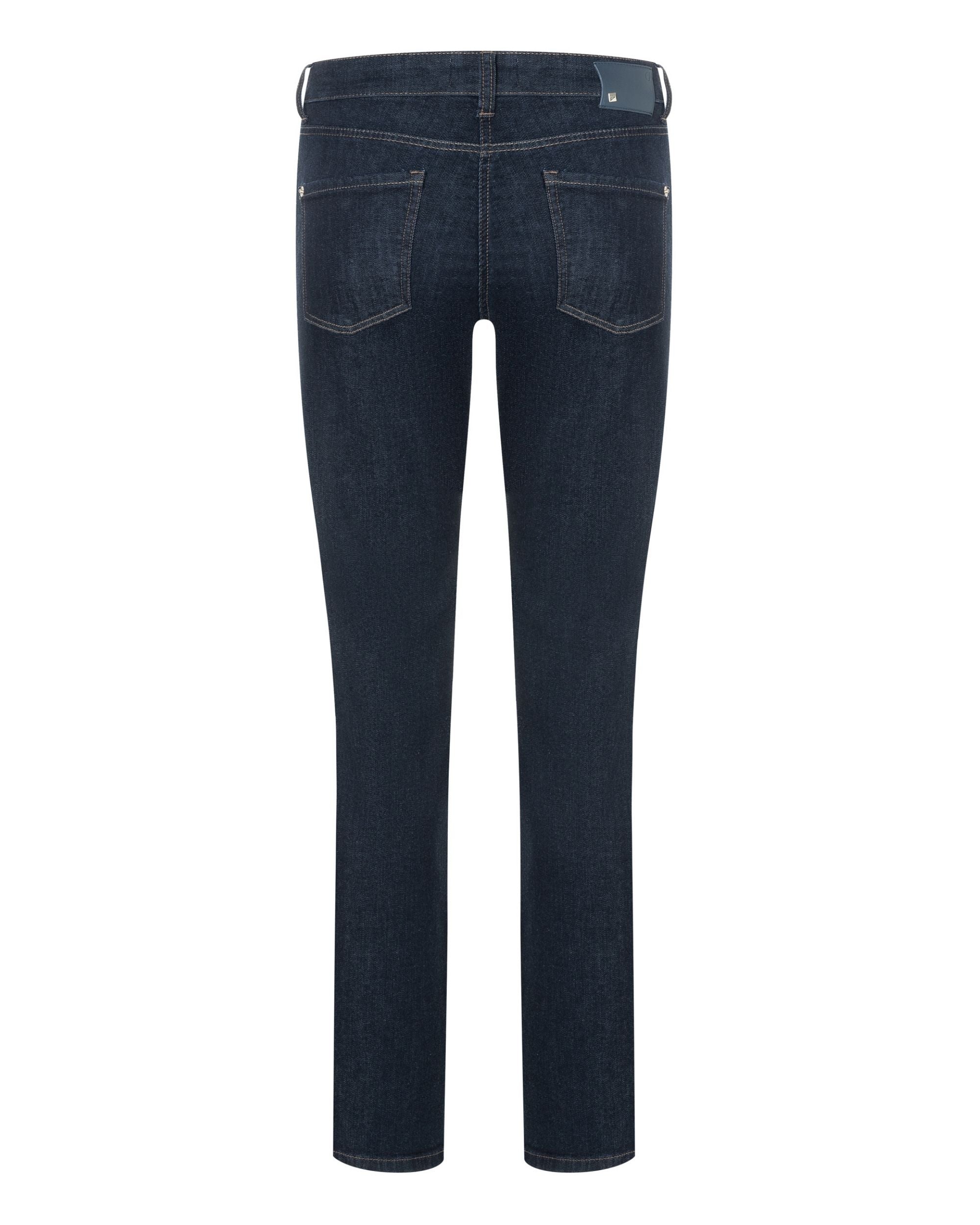 Bakside av Cambio Piper Long Jeans, mørkeblå med skinnlapp og nagler på baklommene, detalj