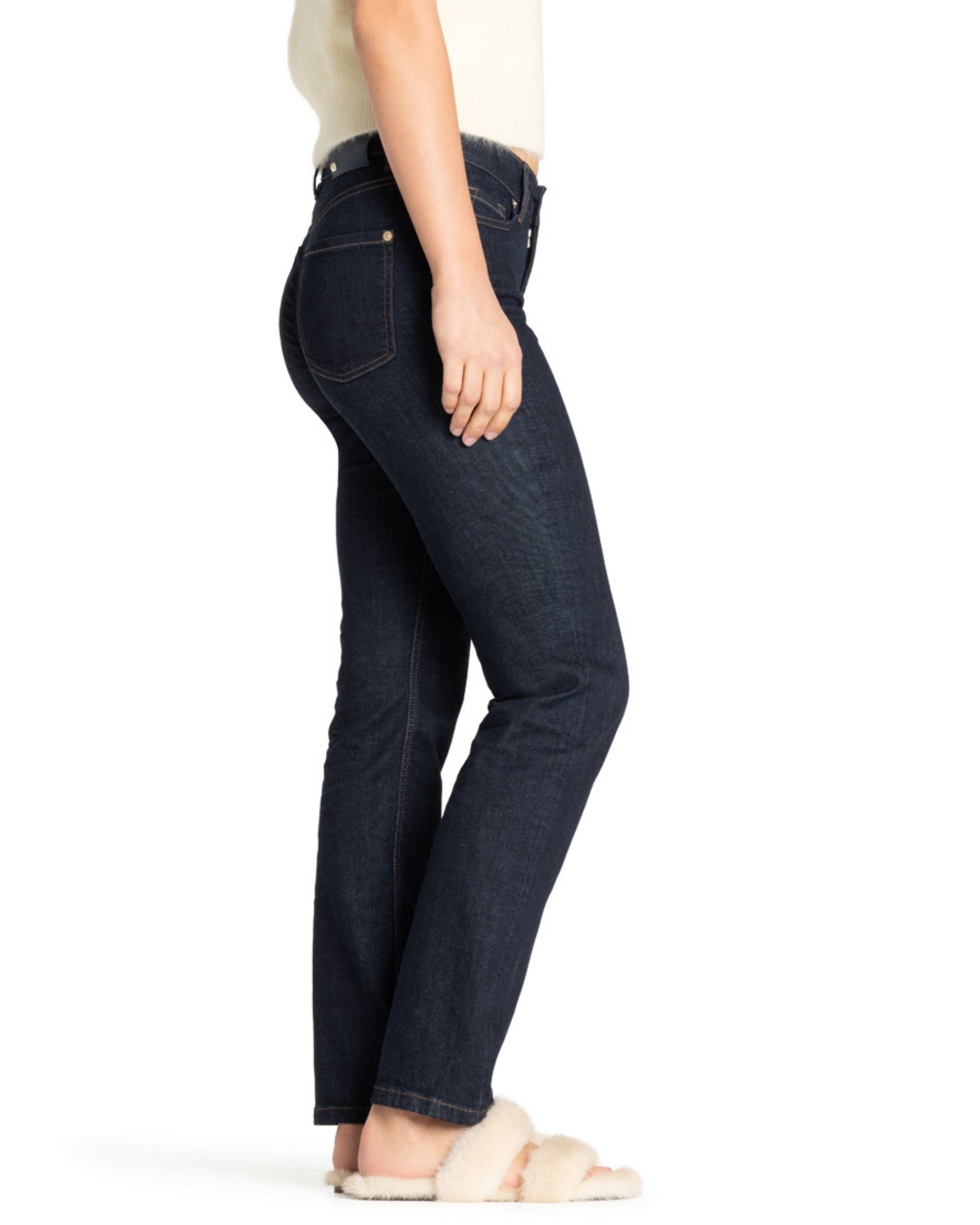 Cambio Piper Long Jeans i mørkeblå denim med gullknapp, sidelommer og baklommer med nagler, sett fra siden