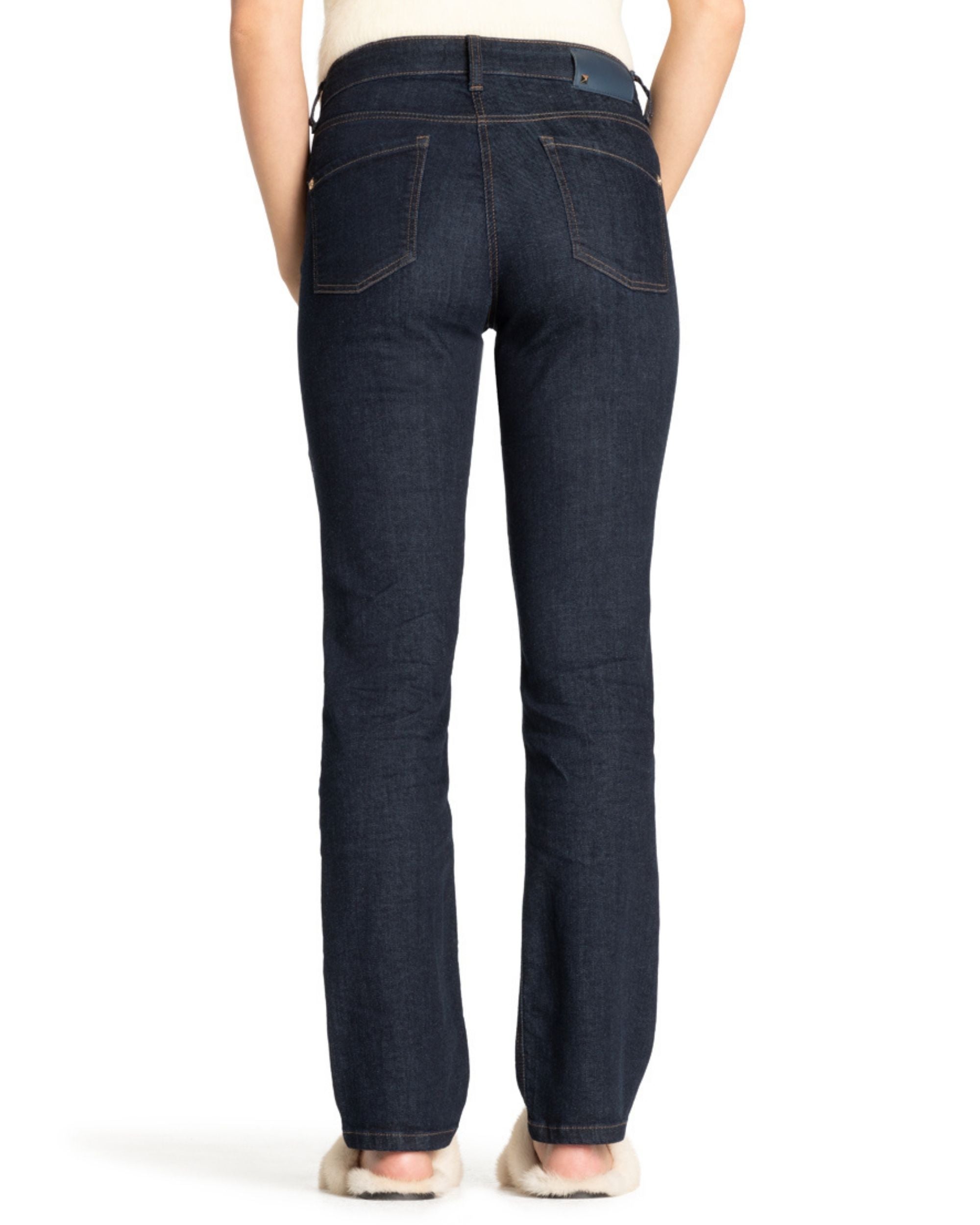Cambio Piper Long Jeans bakfra. Mørkeblå, gullnagler på baklommene, skinnlapp med nagle på linningen.