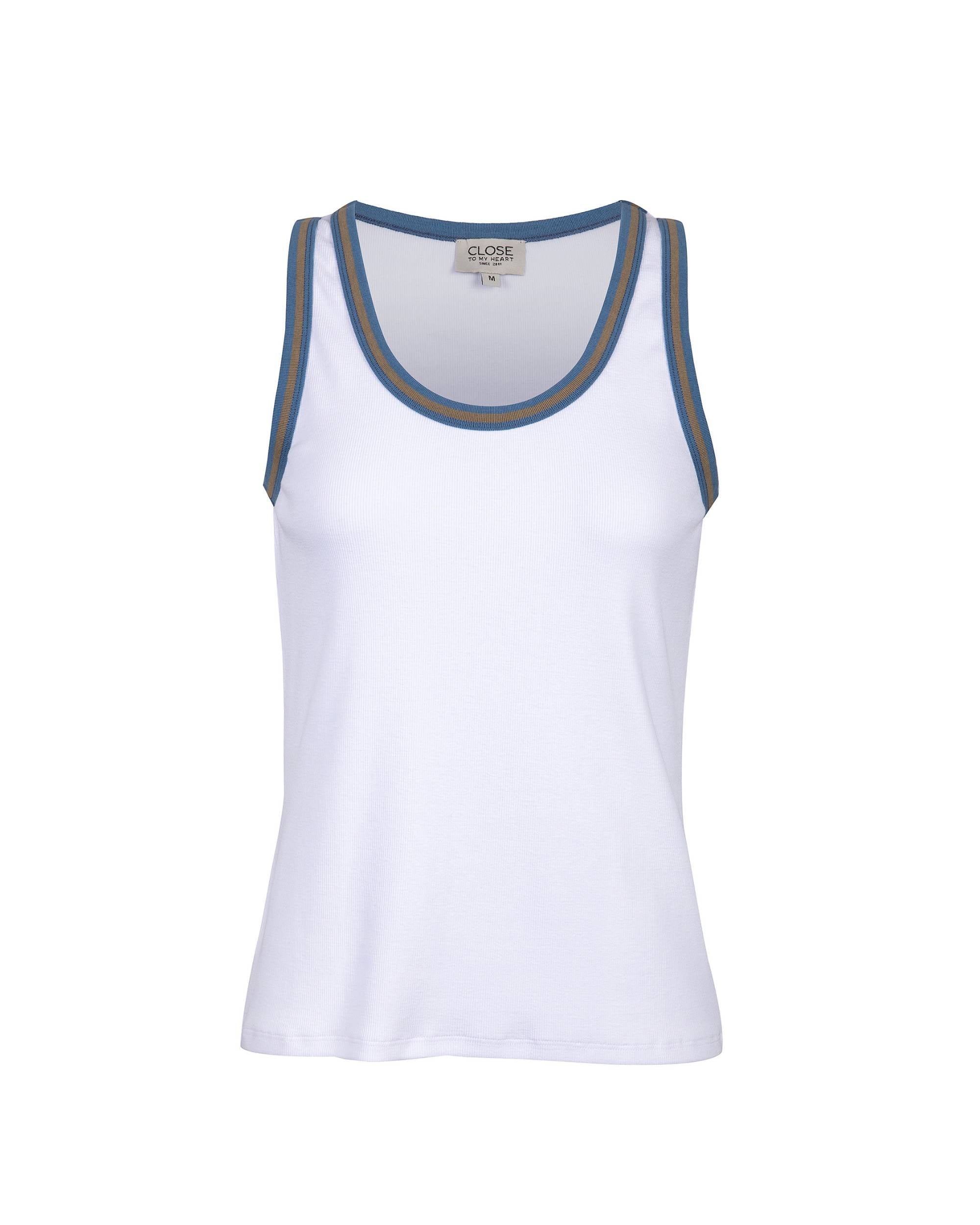 Close to My Heart Poppy Tank Top hvit, ribbestrikket t-skjorte med smal passform og blÄ/brun stripet kant