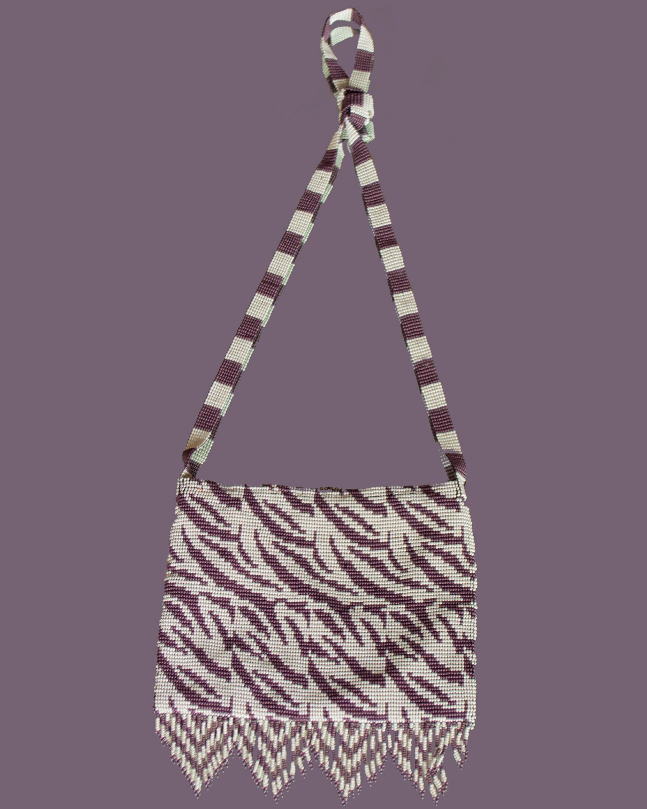 MarmaClub Crossover Zebra Purple Liten, hÄndlaget veske i chaquira-perler, lilla og hvit sebrastriper
