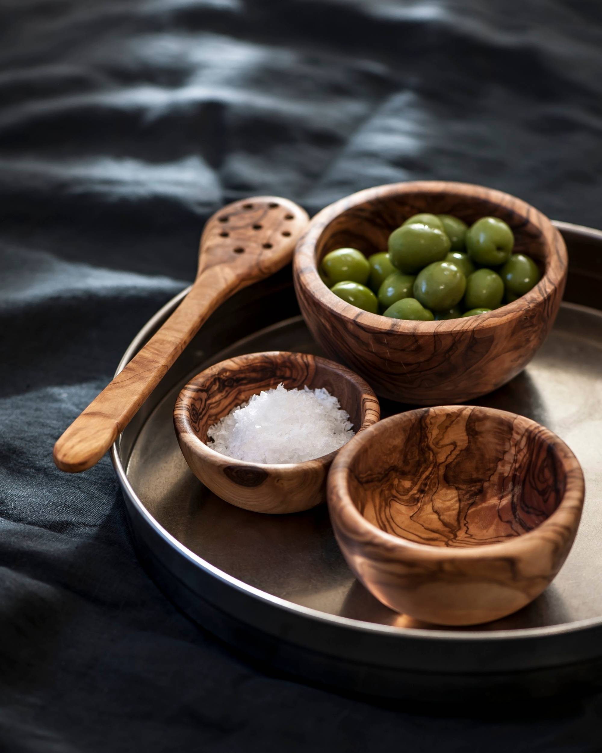 Liten skje m/avrenningshull i tre fra OlivArte