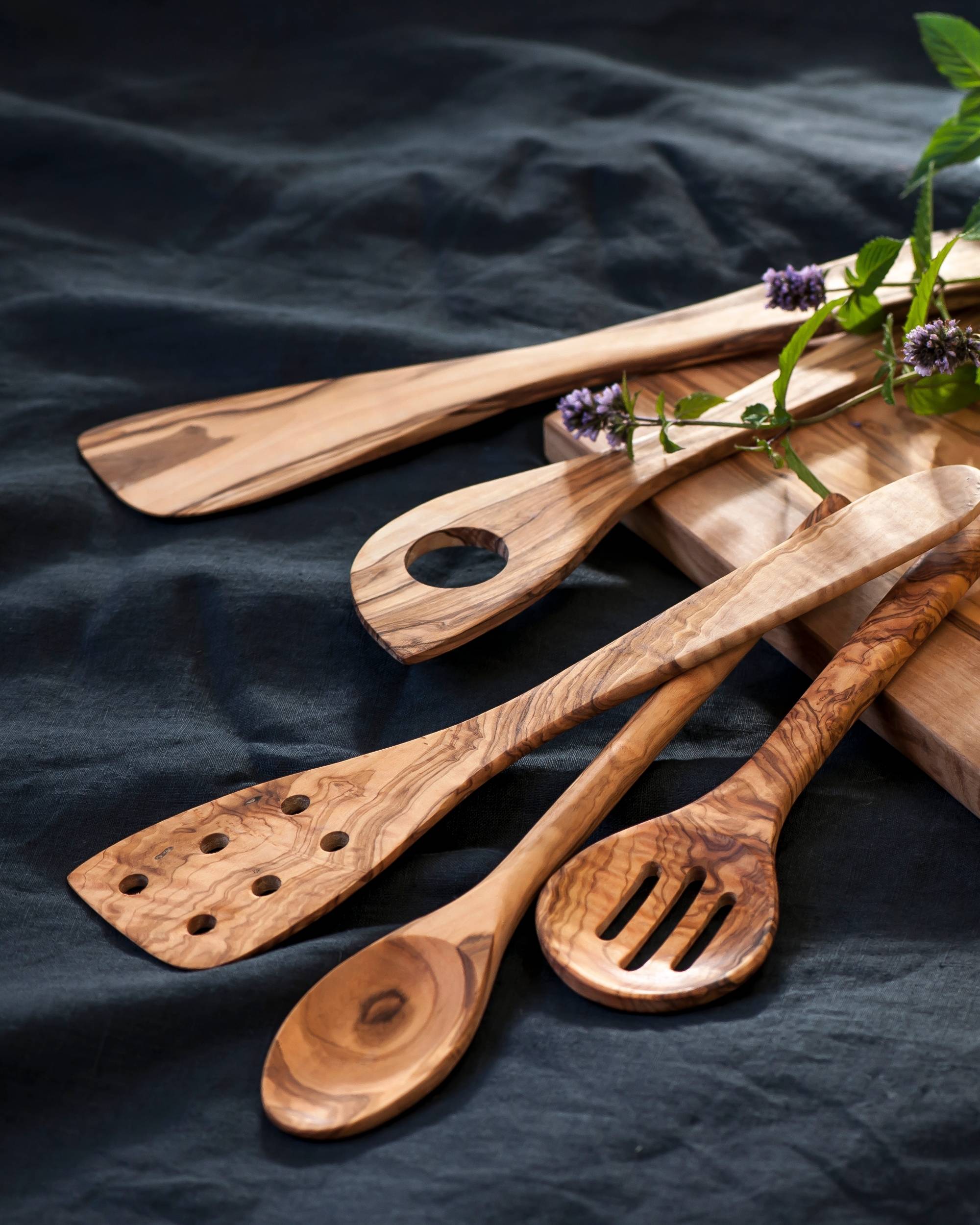 Stekespade med hull i tre fra OlivArte