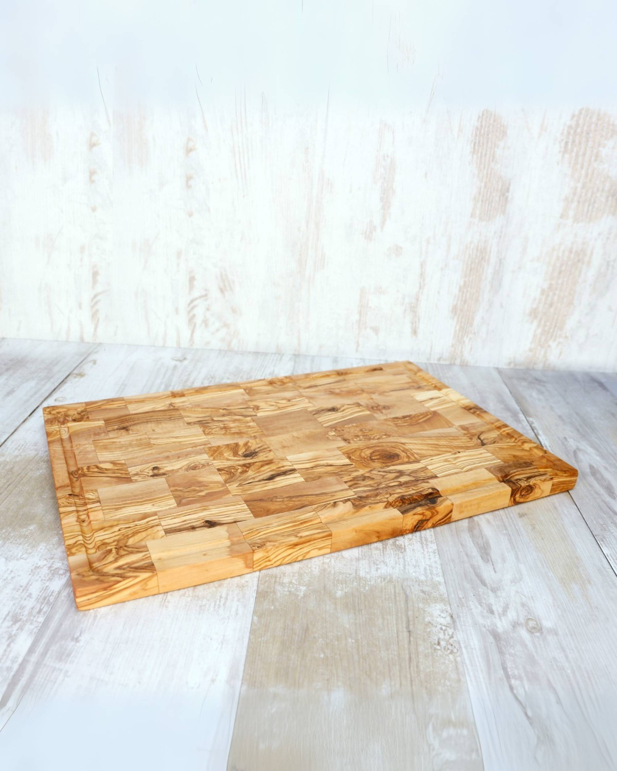 Stor fjøl med sjakkmønster i tre fra OlivArte