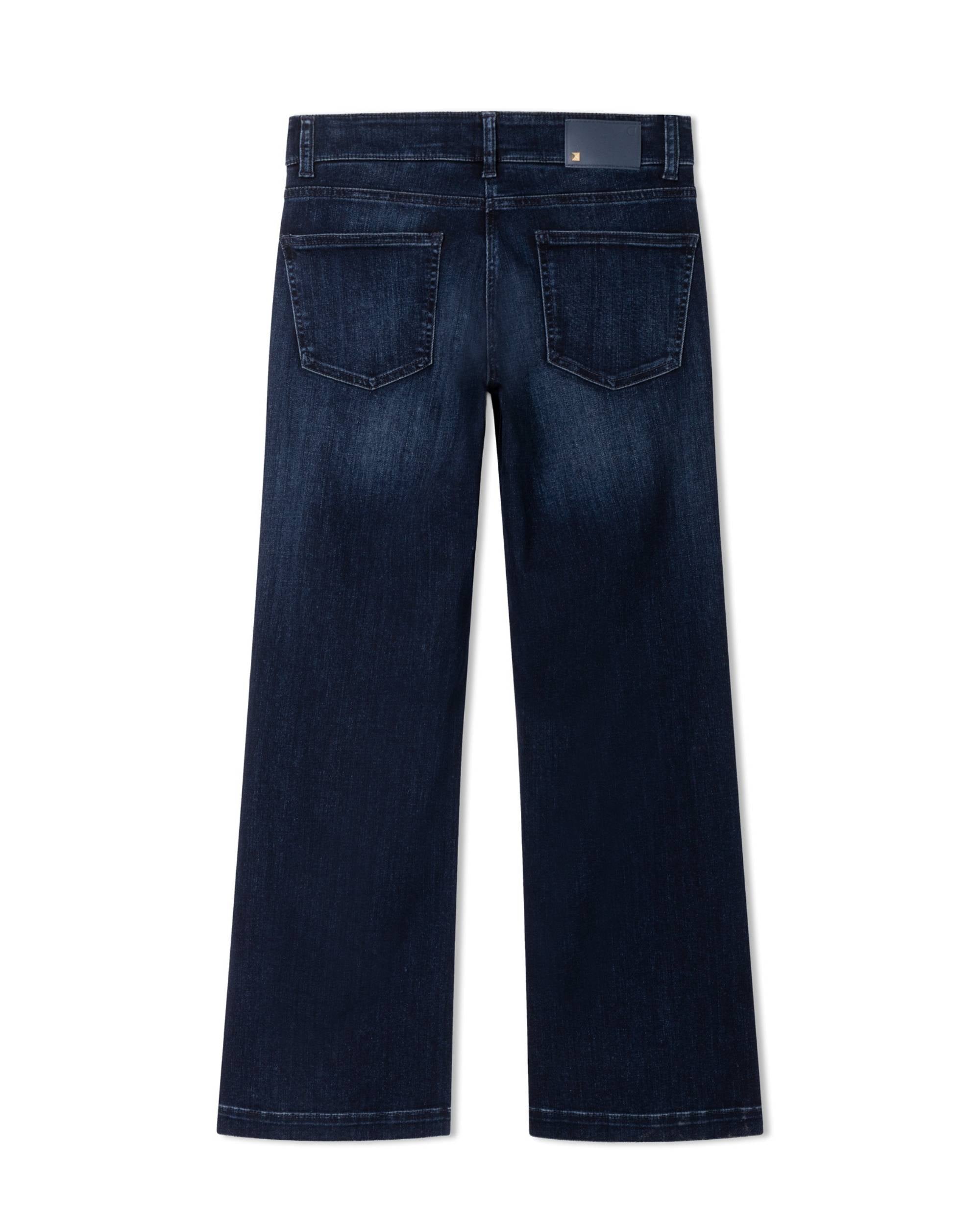 Cambio Tessa bukse bakfra i Soft Cozy Blue. Mørk denimlignende detaljer med to baklommer og merke i livet.