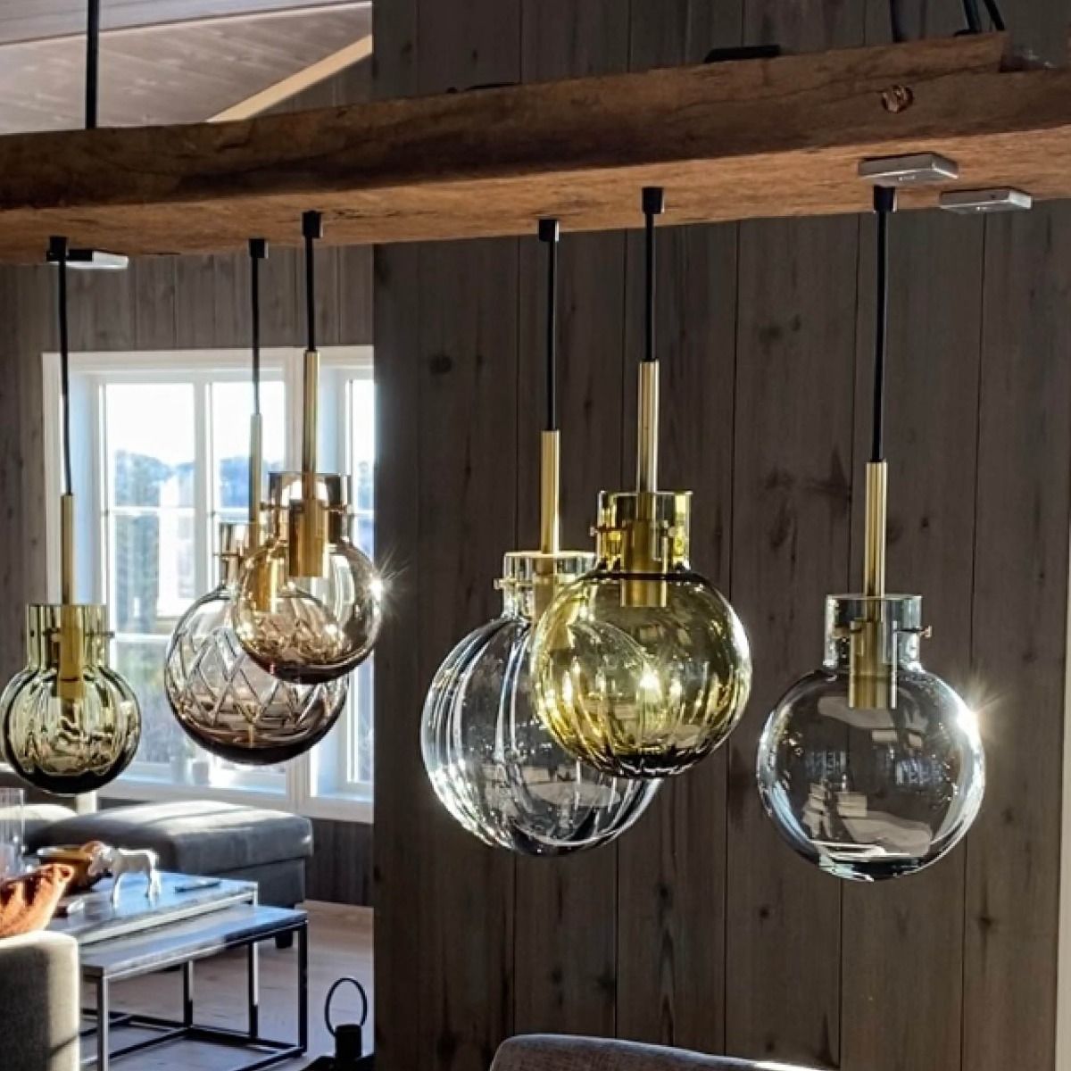 6 krystallkuler blir til Fjellro taklampe fra Hadeland Glassverk