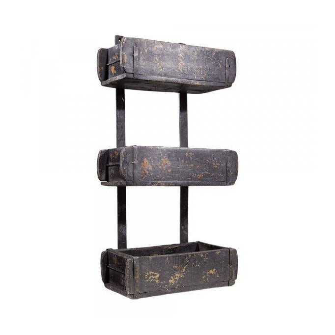 Hylle eller reol laget av gamle murstensformer fra Sjæsø Nordic