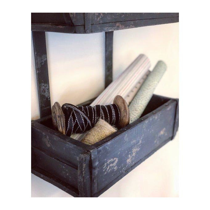 Detalj fra Sjælsø Nordic sin sorte reol laget av murstensform