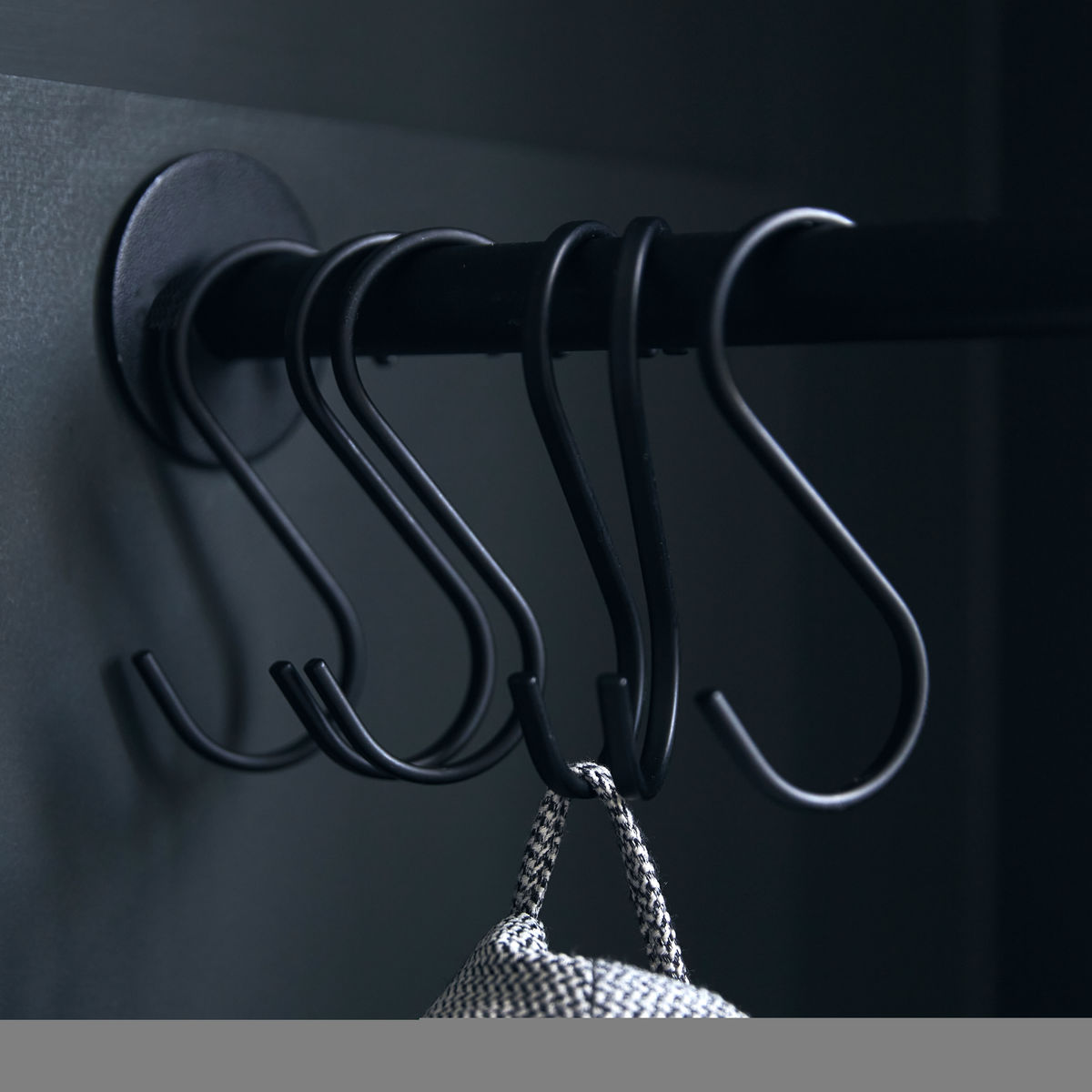 Svart s-kroker fra Housedoctor