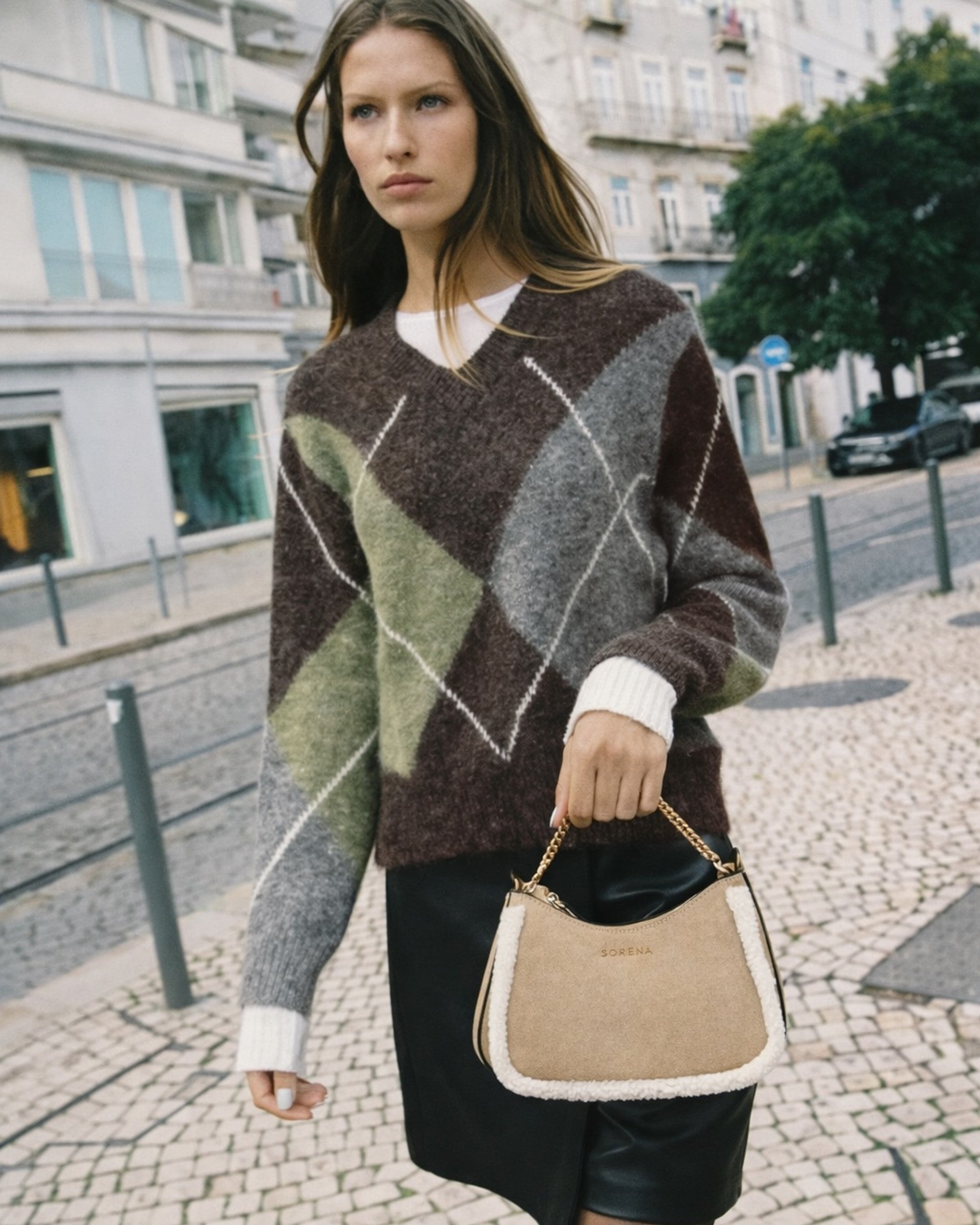 Valentina crossbodyveske i semsket stoff fra Sorena, sett forfra
