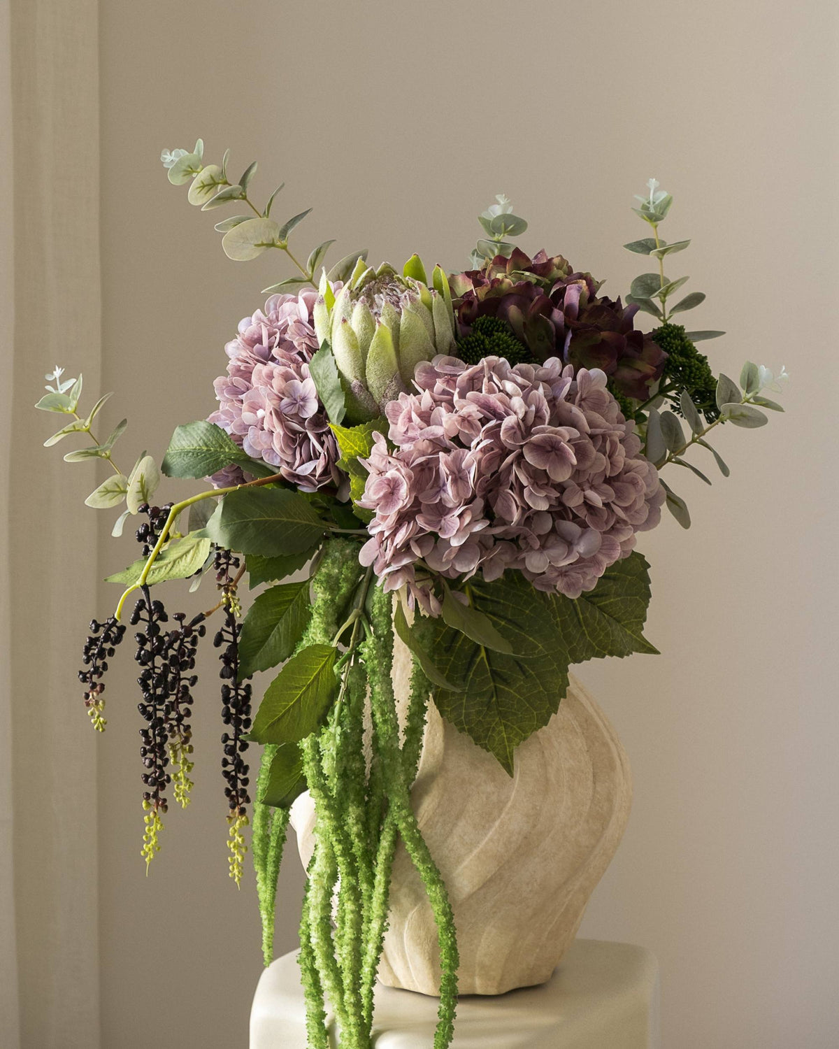 Eksklusiv «Damson Suede» Bukett fra Amarante sett forfra