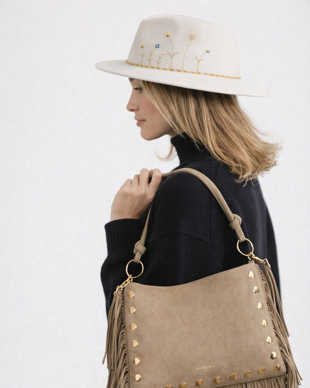 Simona crossbodyveske i semsket stoff fra Sorena, detaljbilde