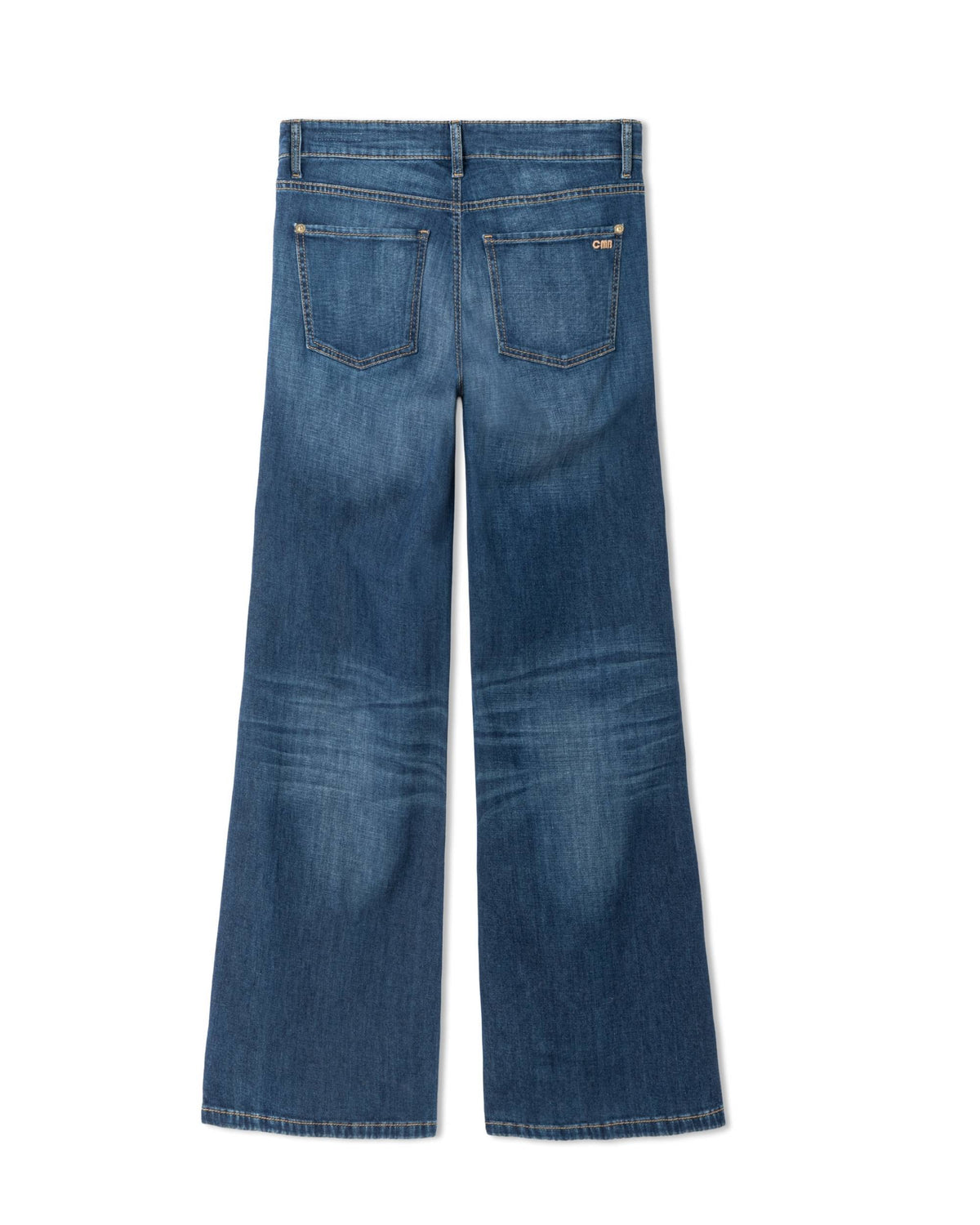 Cambio Aimee-bukse, bakfra, i mørkeblå denim med CMB-logo og to baklommer.