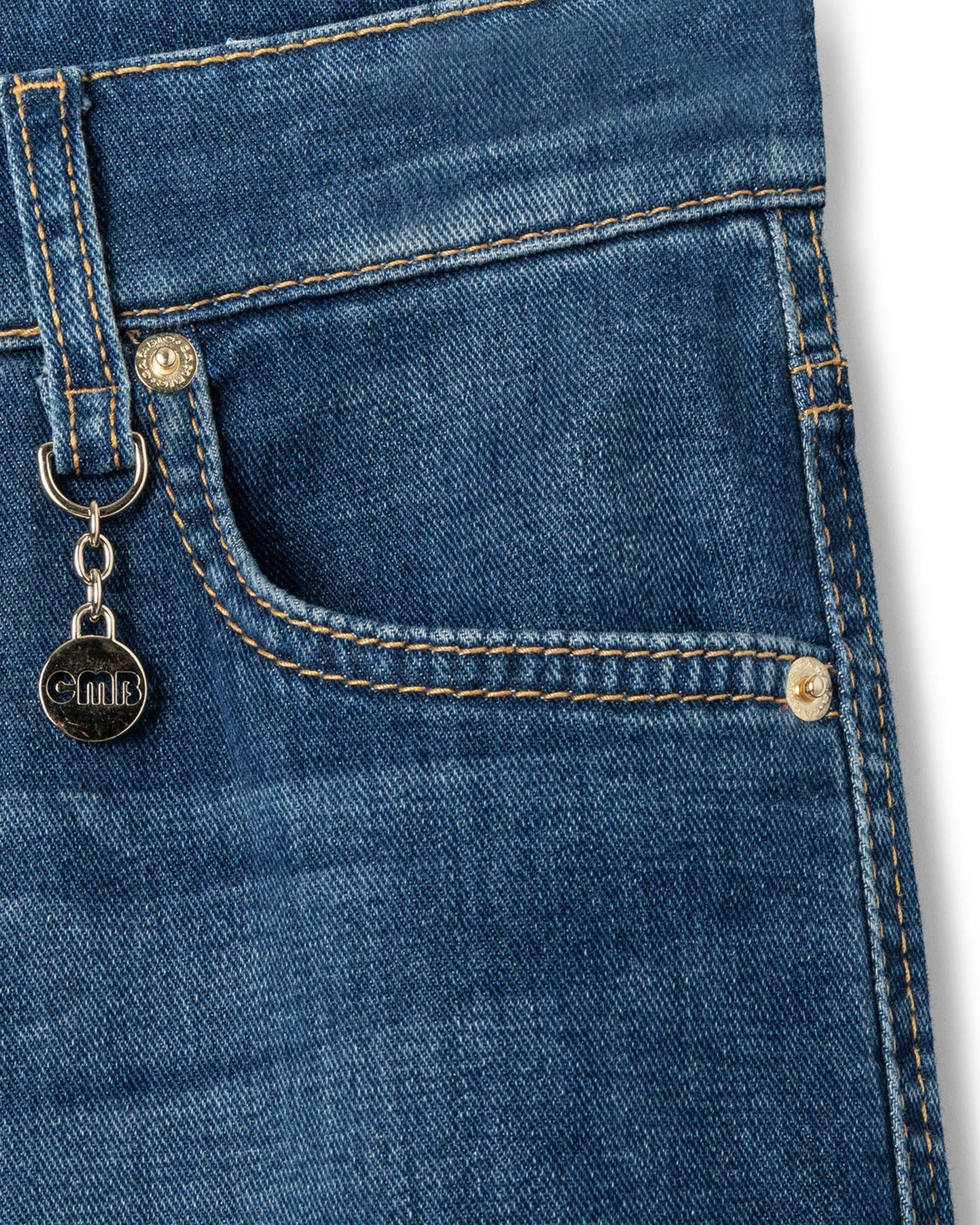 Cambio Aimee-bukse, blå denim med lysere sømmer og metall-charm hengende ved lomme
