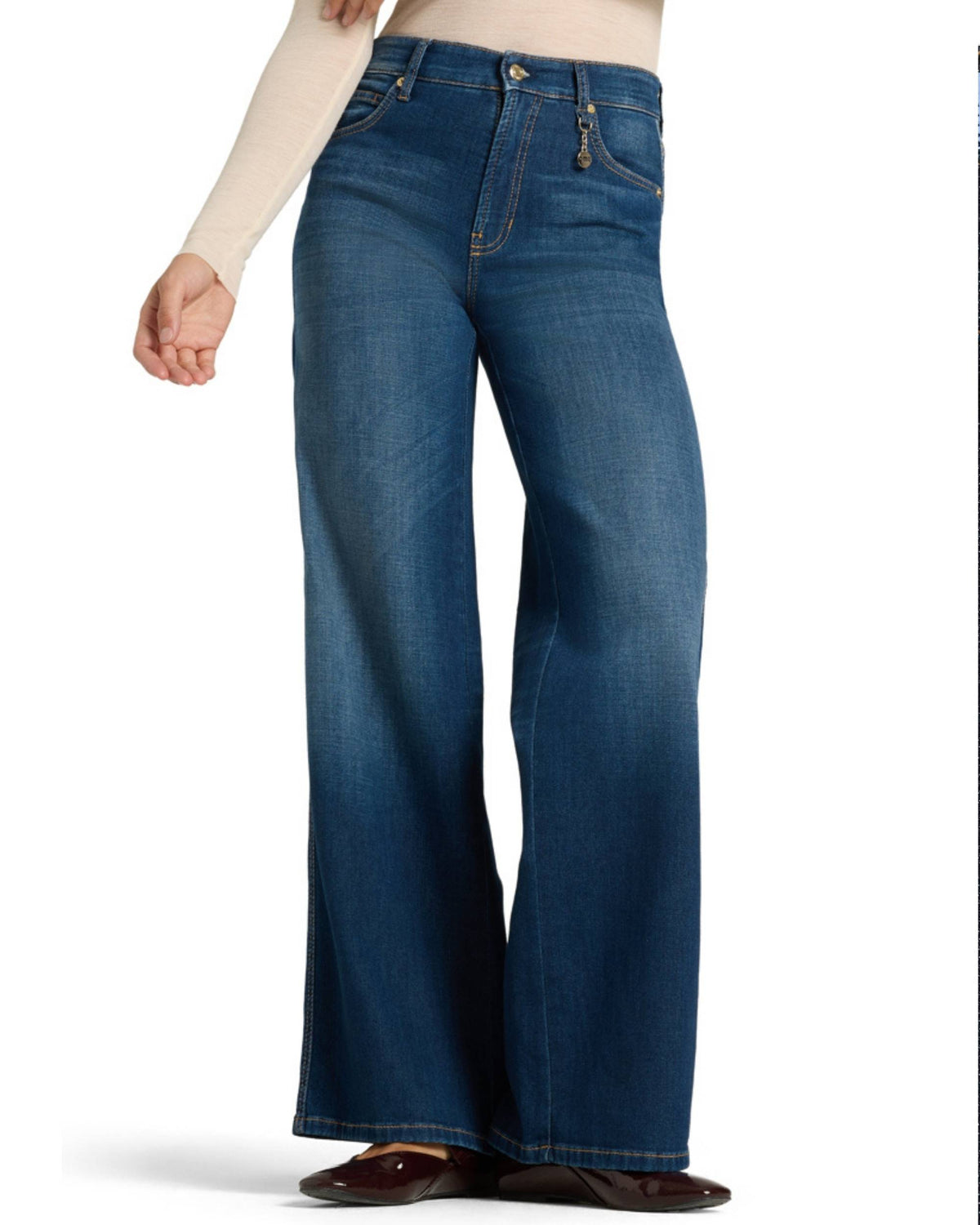 Cambio Aimee-bukse i mørkeblå denim med brede ben. Gullfarget dekorativ charm på linningen.