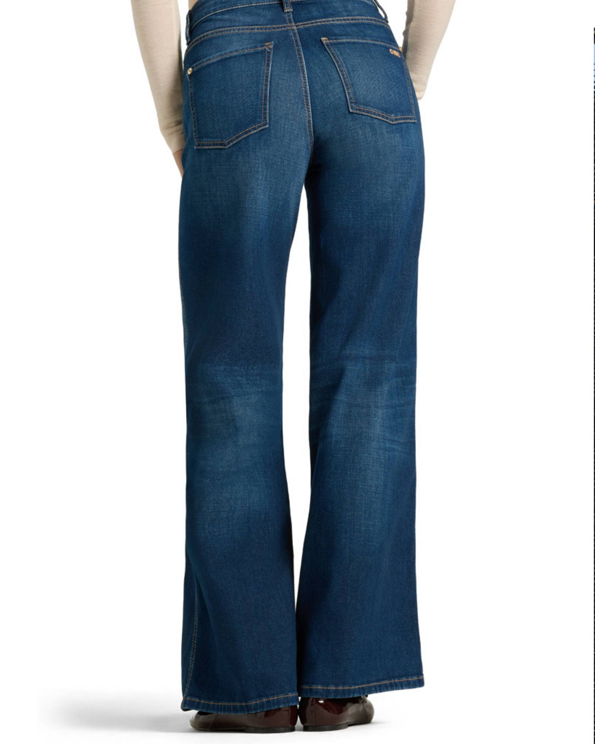 Cambio Aimee-bukser i mørkeblå denim bakfra med vide ben. Gullfargede detaljer og synlige sømmer.