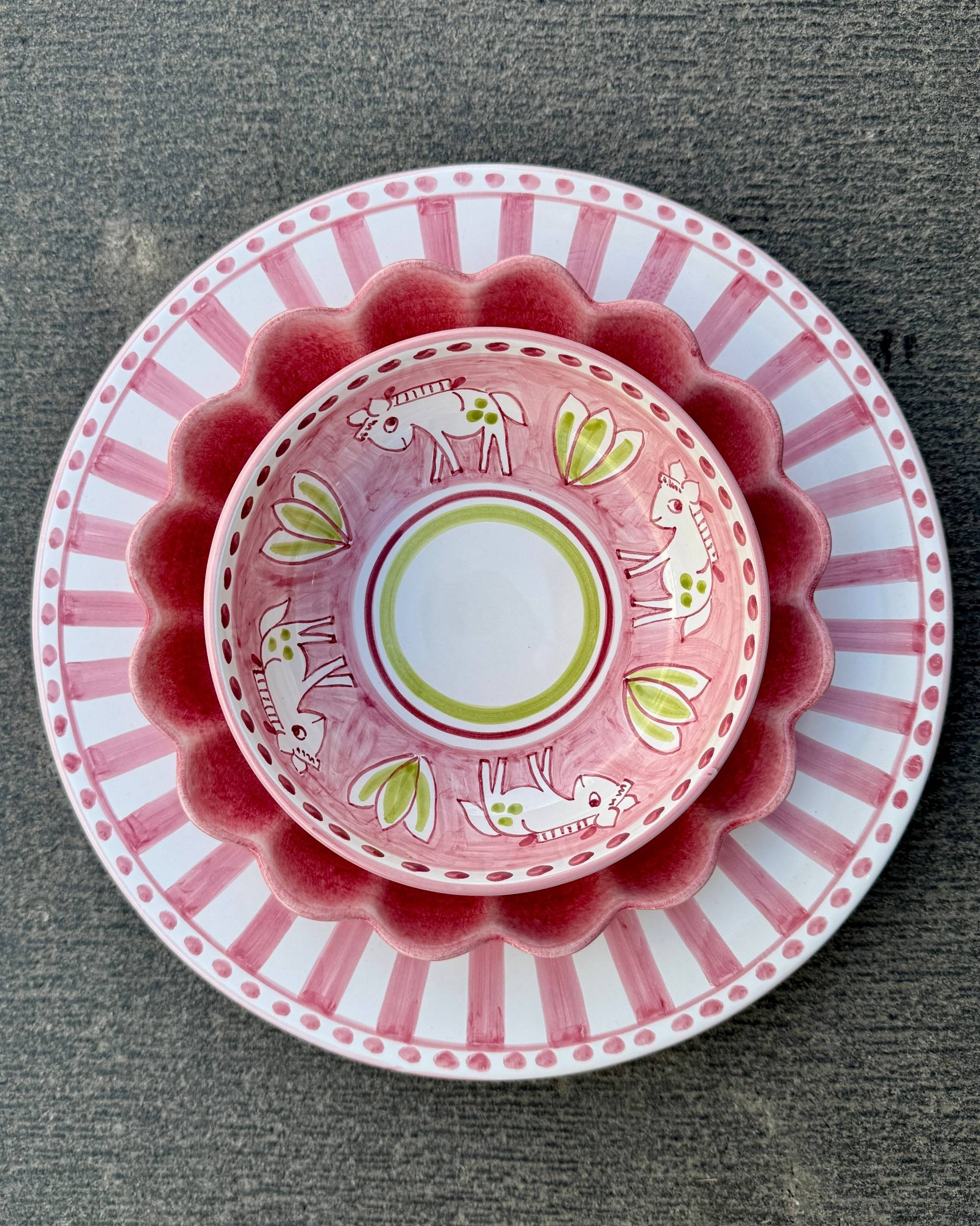 Dipinto Ceramics Amalfi bolle, detalj av hestemotiv, grønne blader og rosa striper. Keramikk.