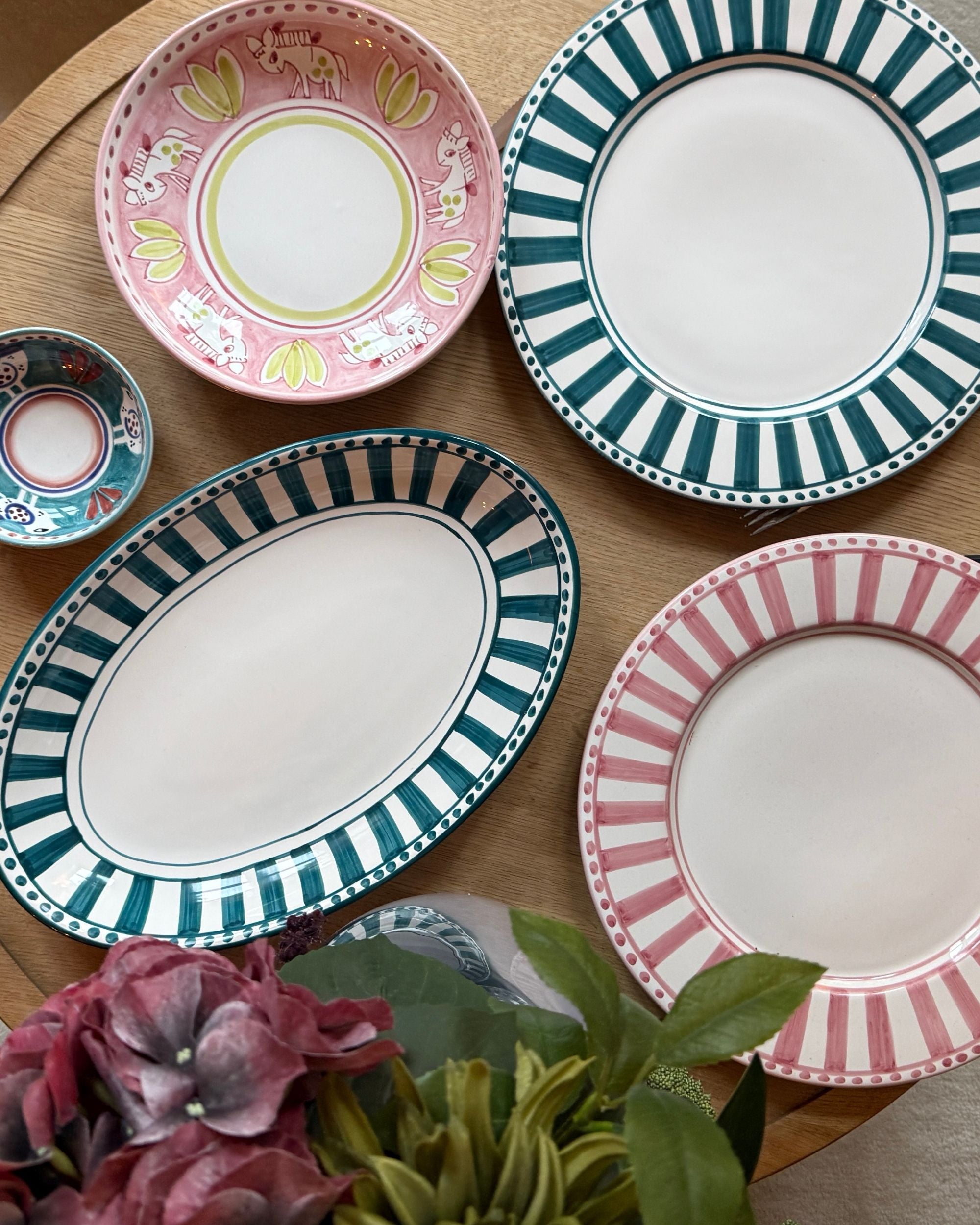Dipinto Ceramics Linea Ovalt Fat, detalj av fatet med hvitt og grønne striper, også rundt fat og bolle