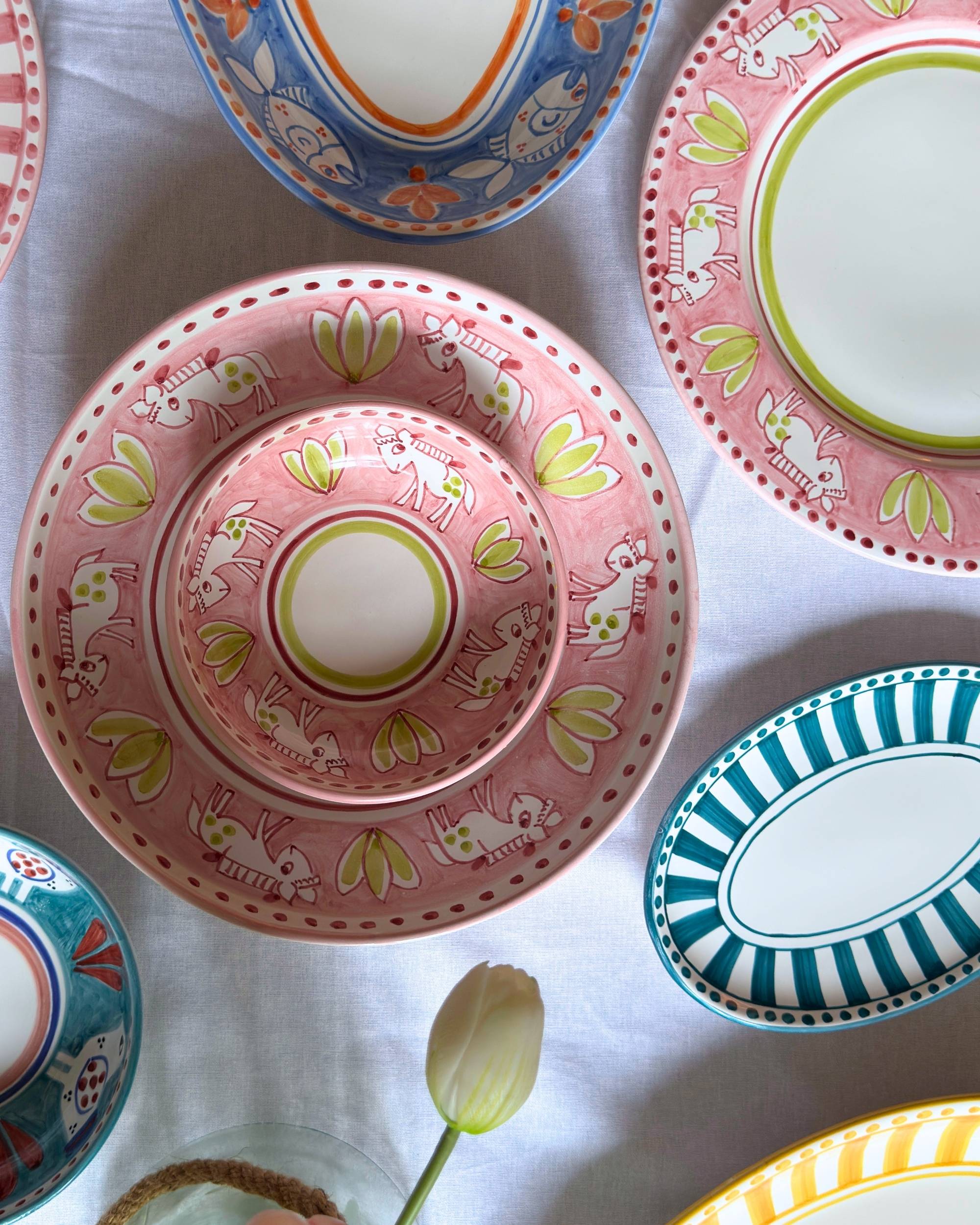 Sidevisning av Dipinto Ceramics Amalfi Medium Bolle i rosa med eselmønster og grønne detaljer i midten
