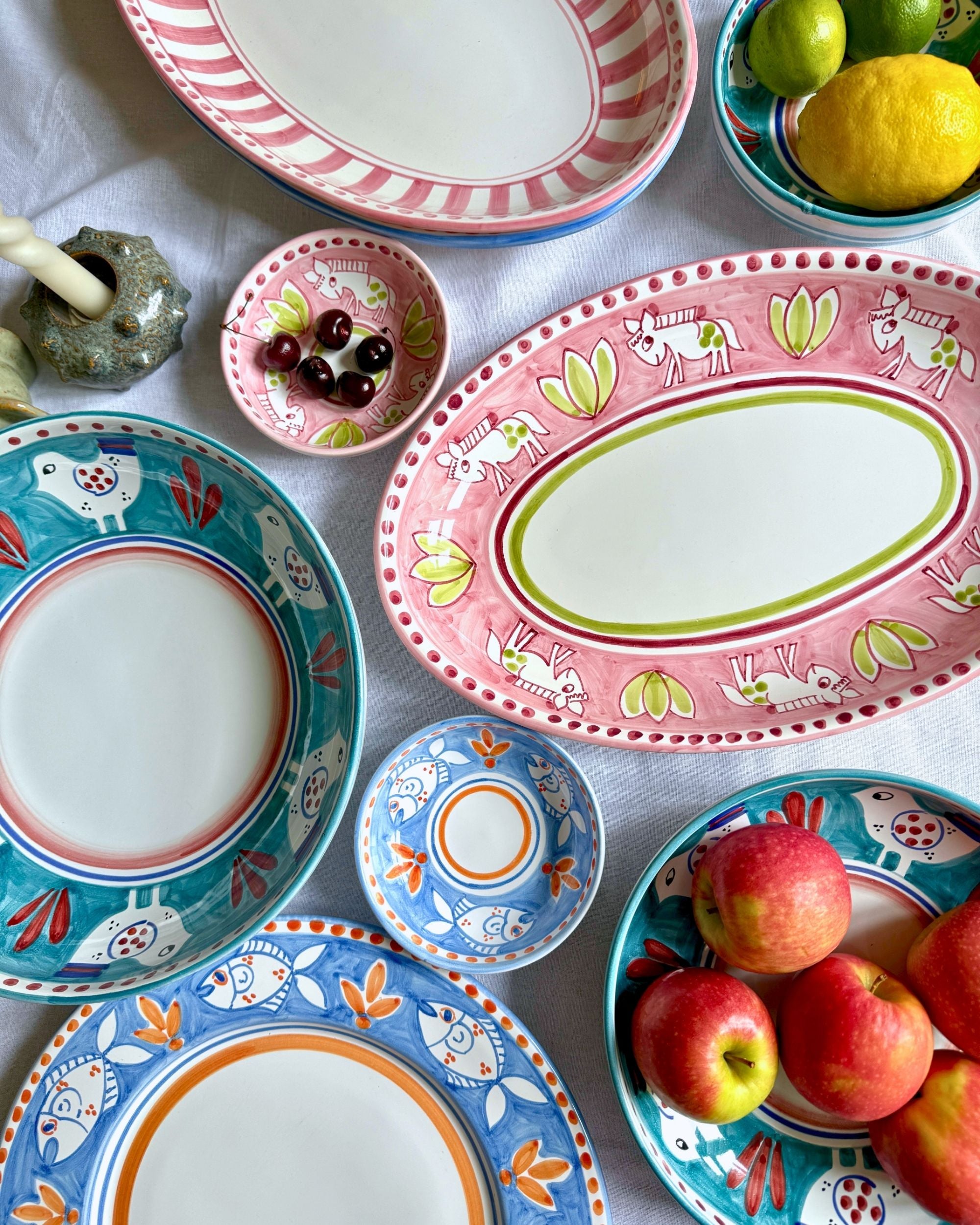 Nærbilde av håndmalt Amalfi ovalt fat fra Dipinto Ceramics med rosa, grønt og hvitt hestemotiv