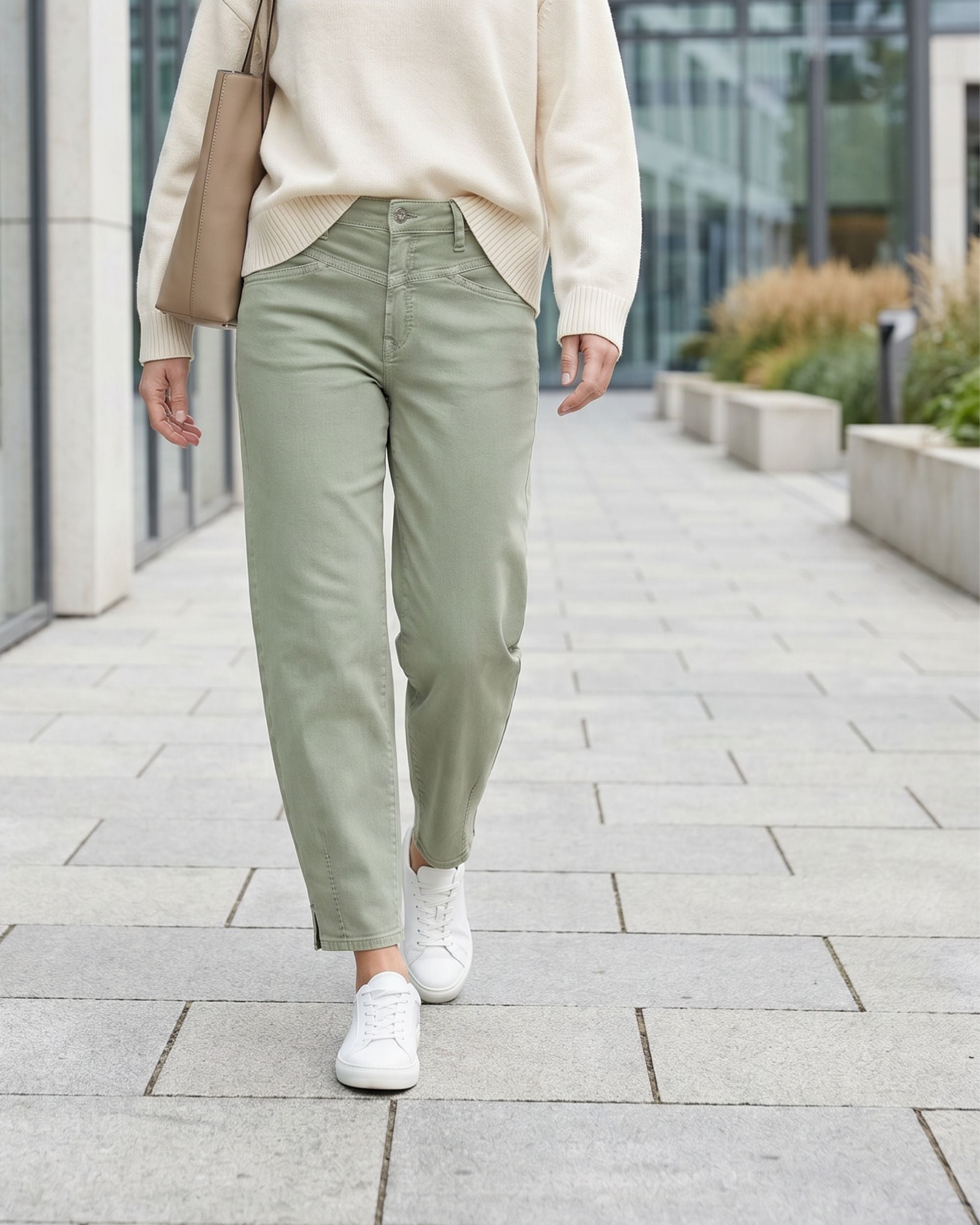 Cambio Elin Olive Mist bukse i lys grønn bomull med stretch, ankellang med lett buede ben