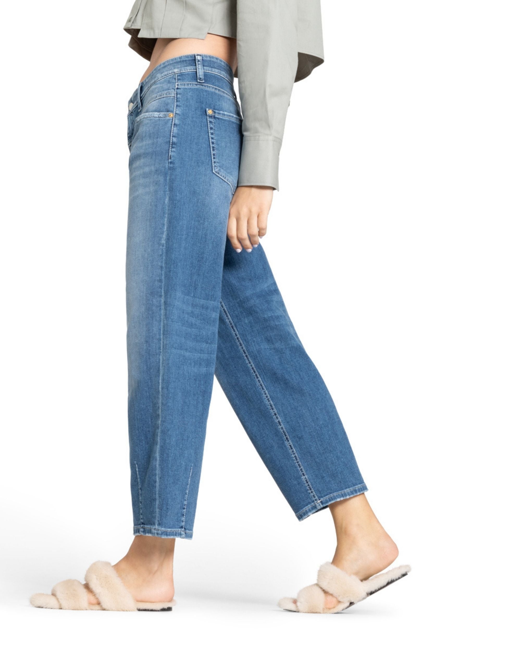 Cambio Elin jeans, blå, løst sittende med barrel-form, høyt liv, ankelkort lengde med synlige sømmer.