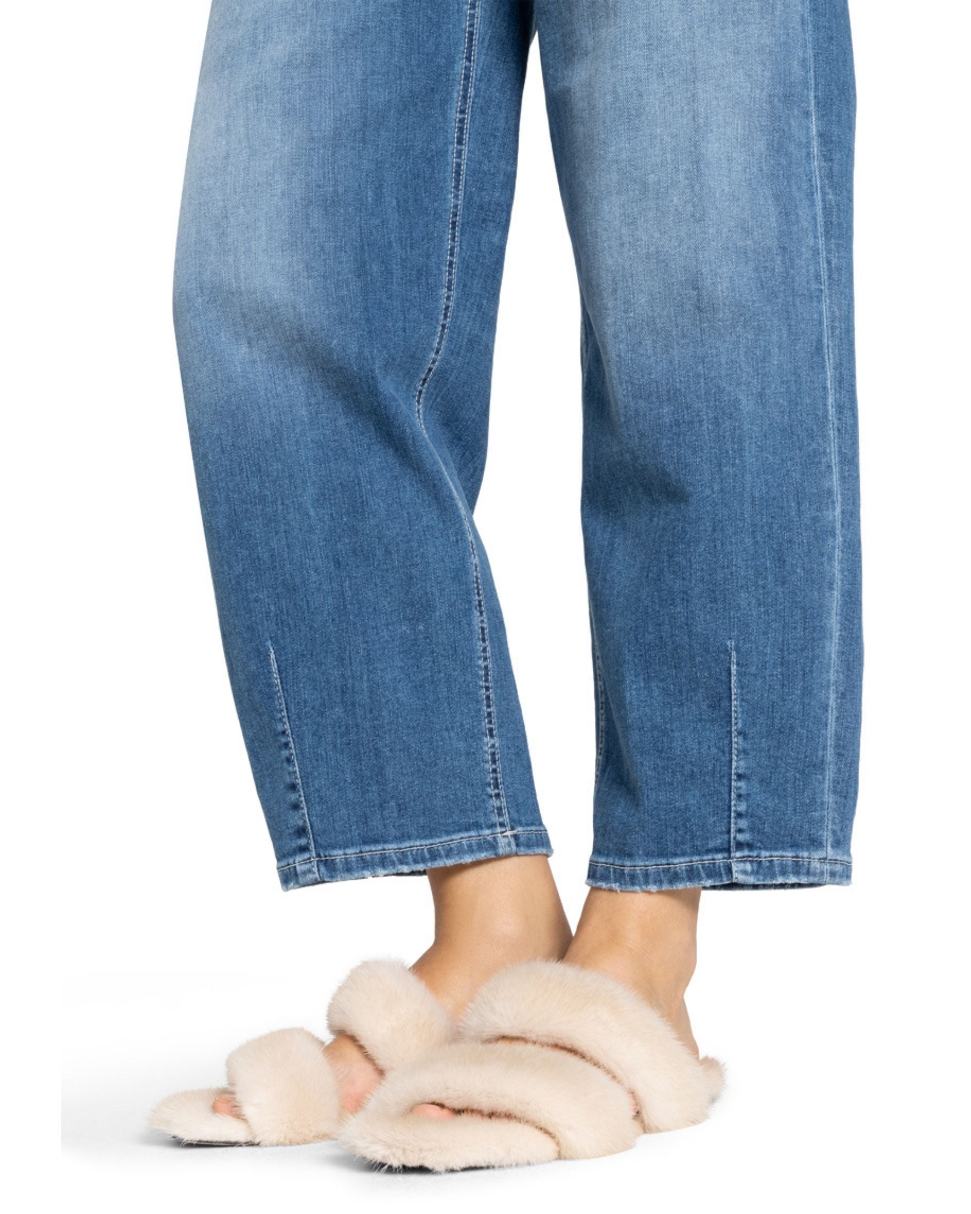 Cambio Elin barrel-formet bukse i lyseblå denim med løs passform og ankelkort ben, splitt nederst