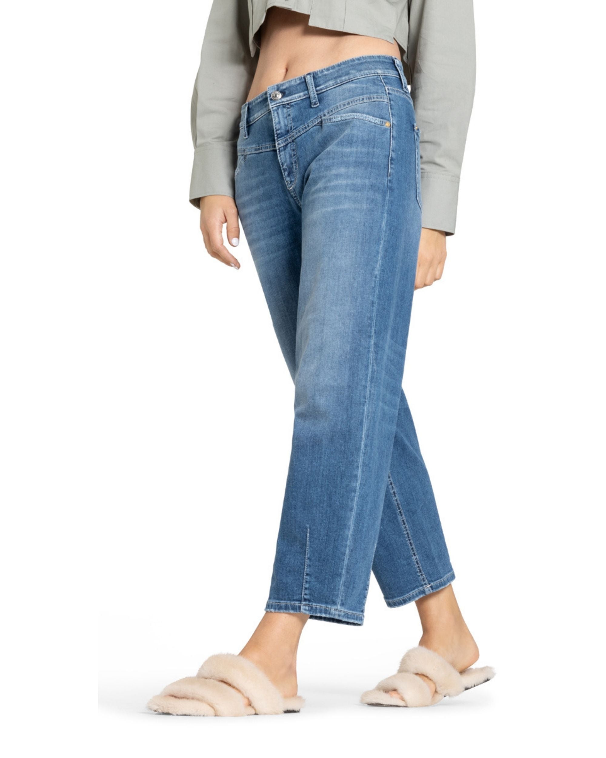 Elin fra Cambio barrel jeans i blå myk denim, vist på modell. Høyt liv og løs passform, cropped lengde.