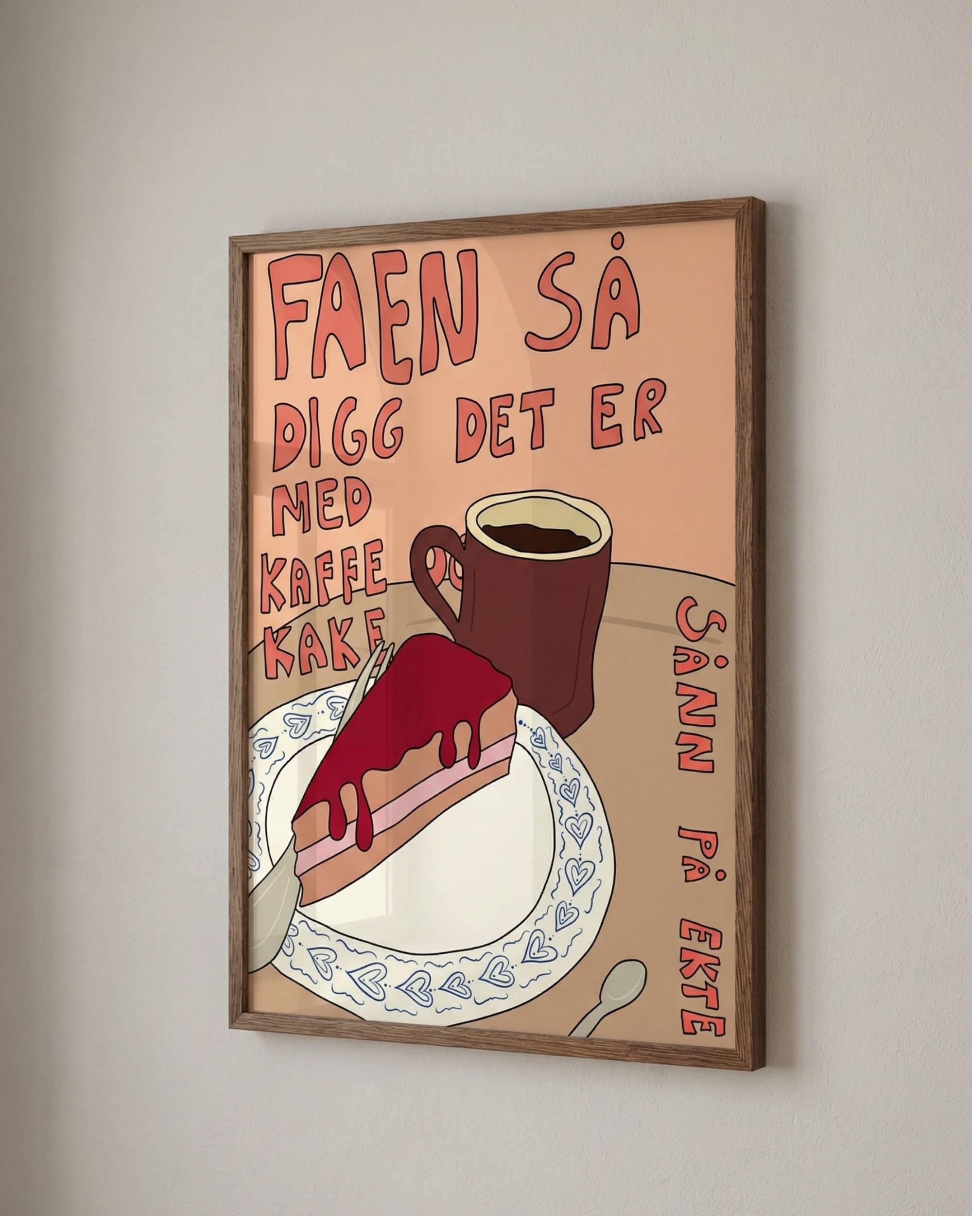 Printbydale print: "Faen så digg det er med kaffe og kake" i brun ramme, vist på hvit vegg, skråvinkel