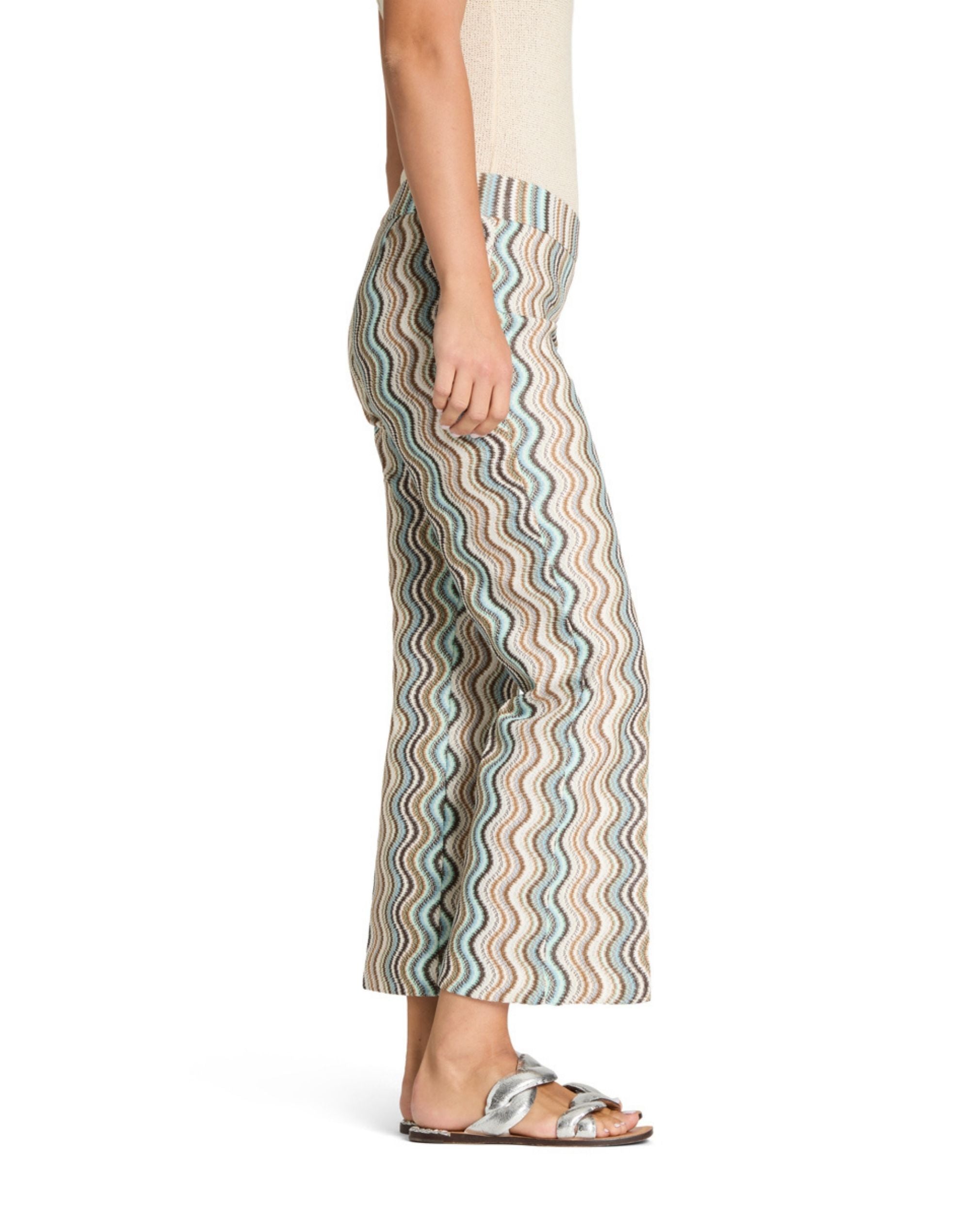 Cambio Faith strikket bukse for dame. Detaljbilde av aqua, lys brun og kremfarget bølgemønster i stoffet.