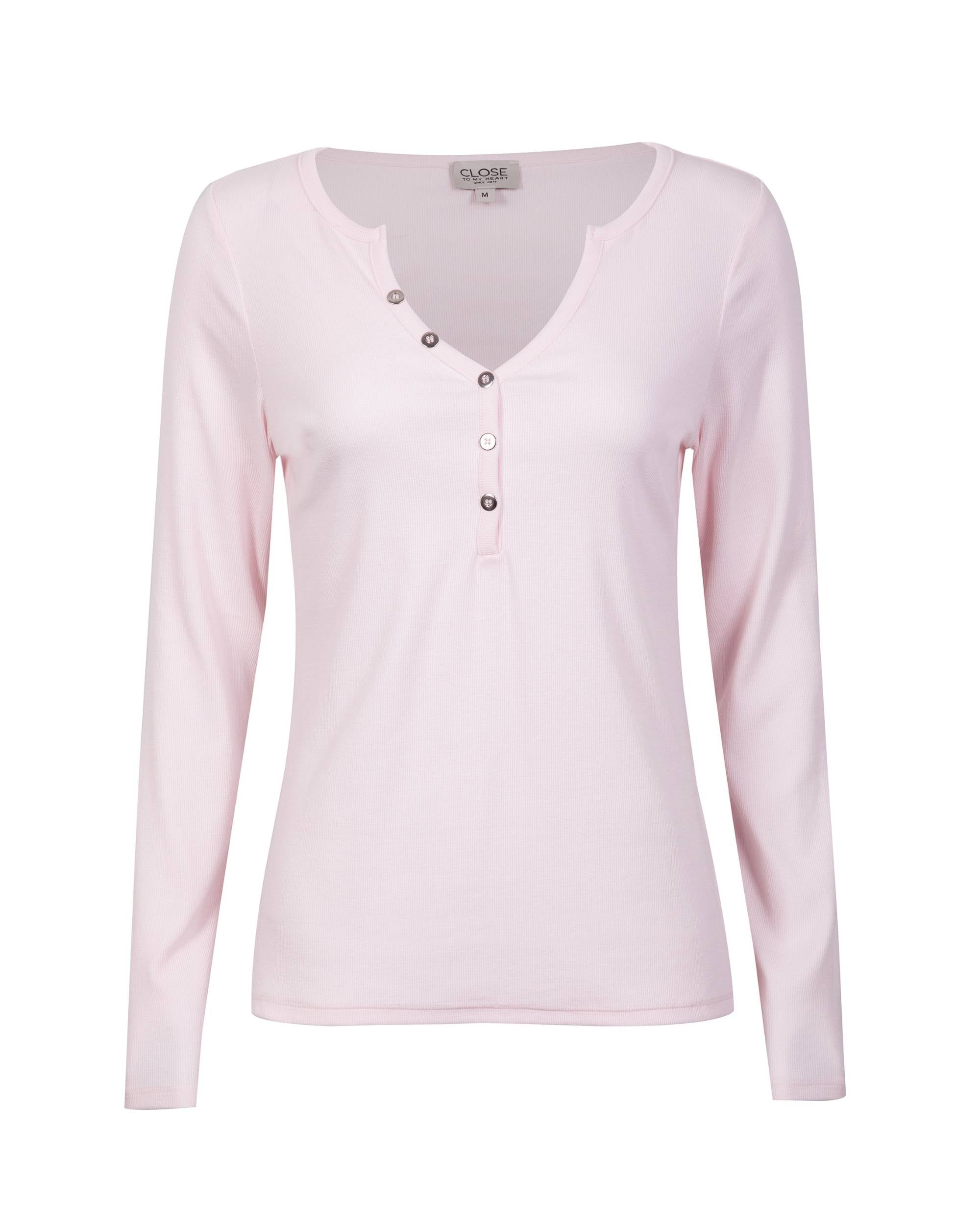 Fanny Longsleeve fra Close to My Heart i lys rosa ribbestrikket bomull med stretch, V-hals, og sølvfargede knapper.