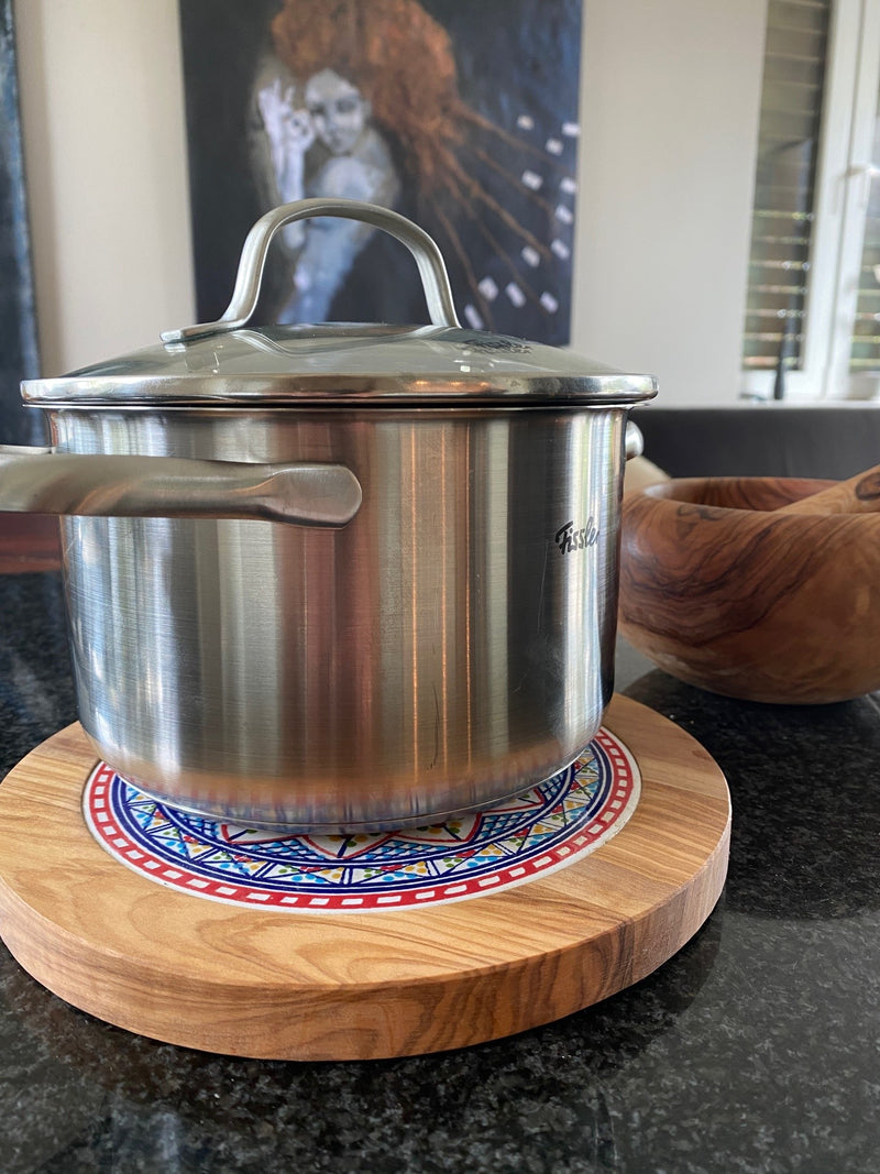 Gryteunderlag, oliventre og keramisk flis