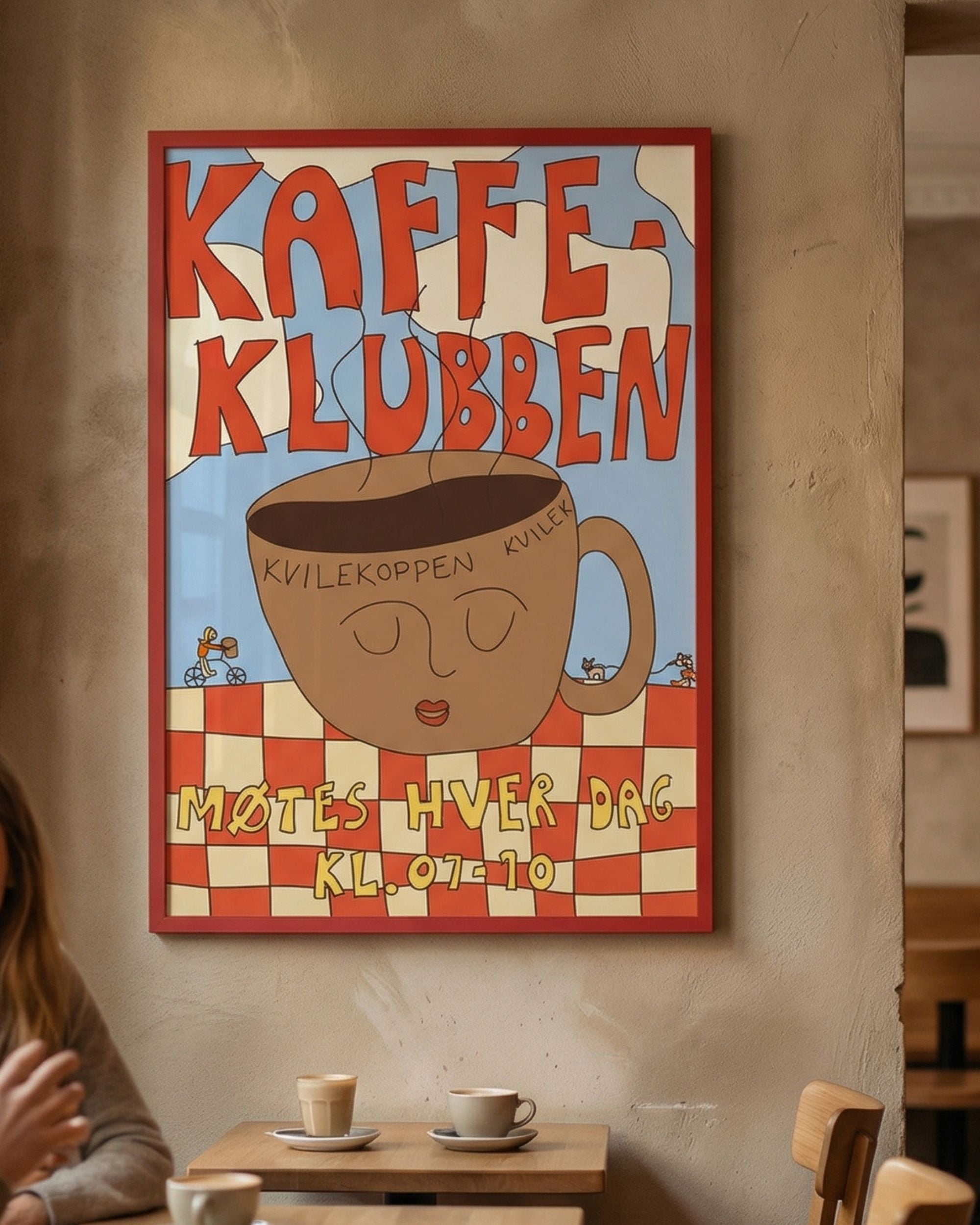 Printbydale Kaffeklubben print i rød ramme på vegg, med tekst, kaffekopp og kvadrater på plakaten