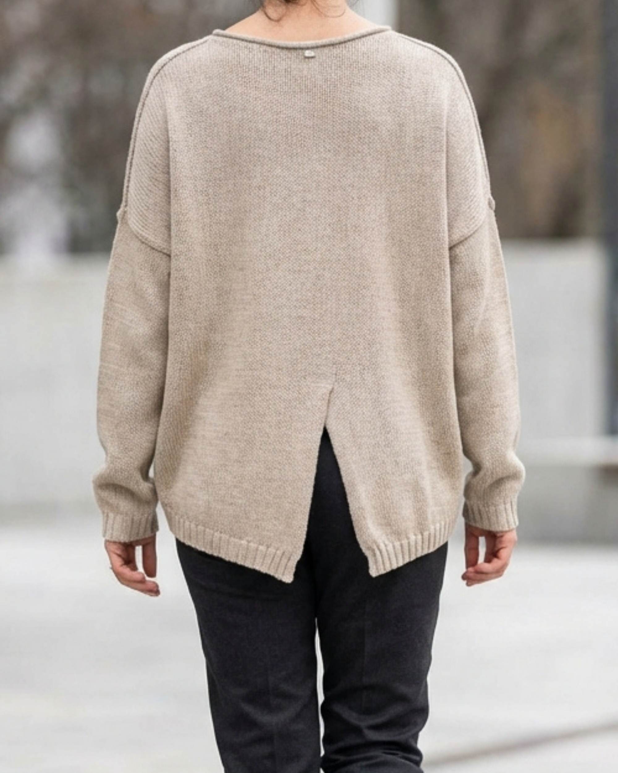 Close to My Heart Lark genser i beige, strikket tekstur, splitt bak, lange ermer med rullekant, bakfra