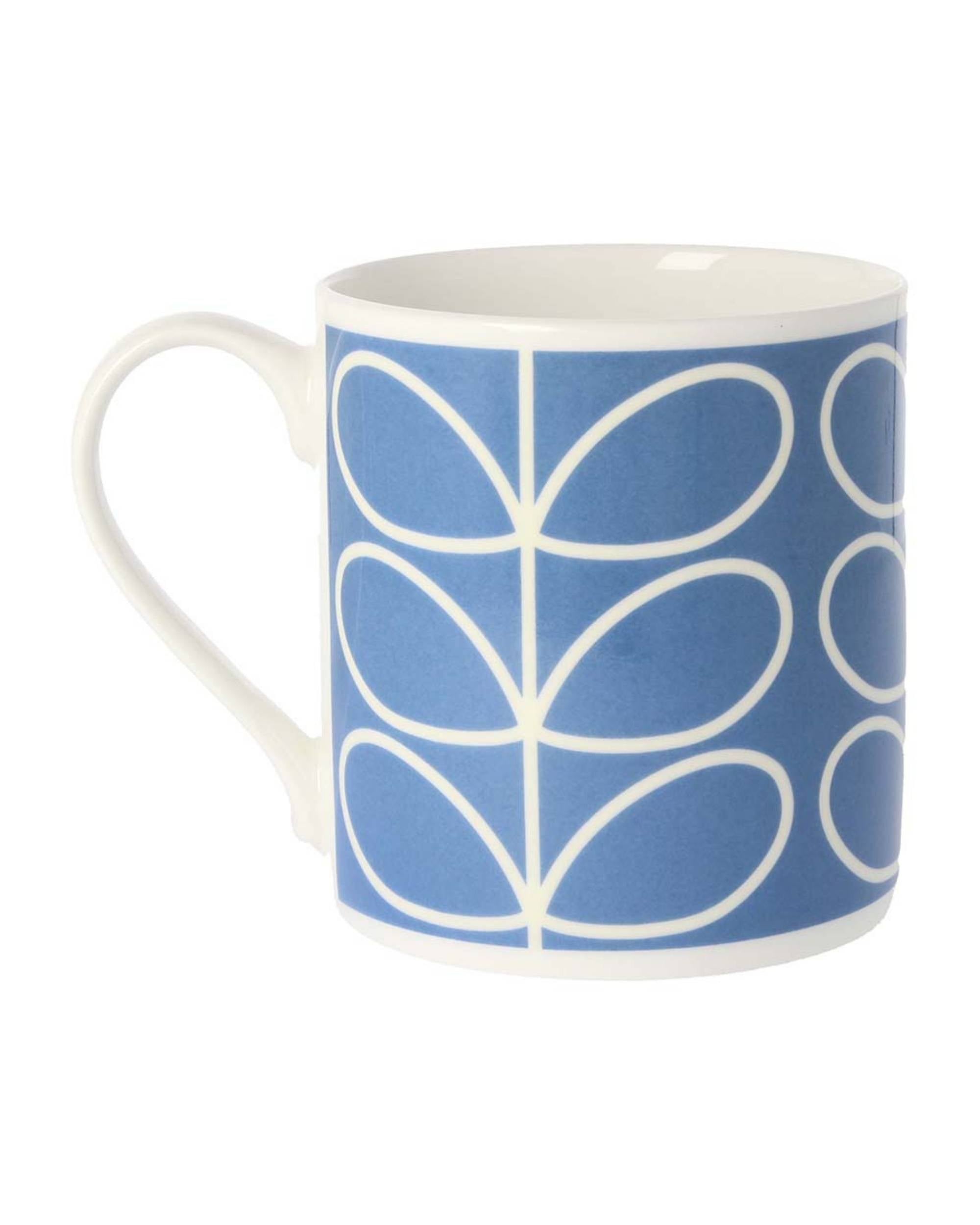 Nærbilde, Orla Kiely Linear Stem Blue kopp i benporselen, blå og hvit grafisk mønstret.
