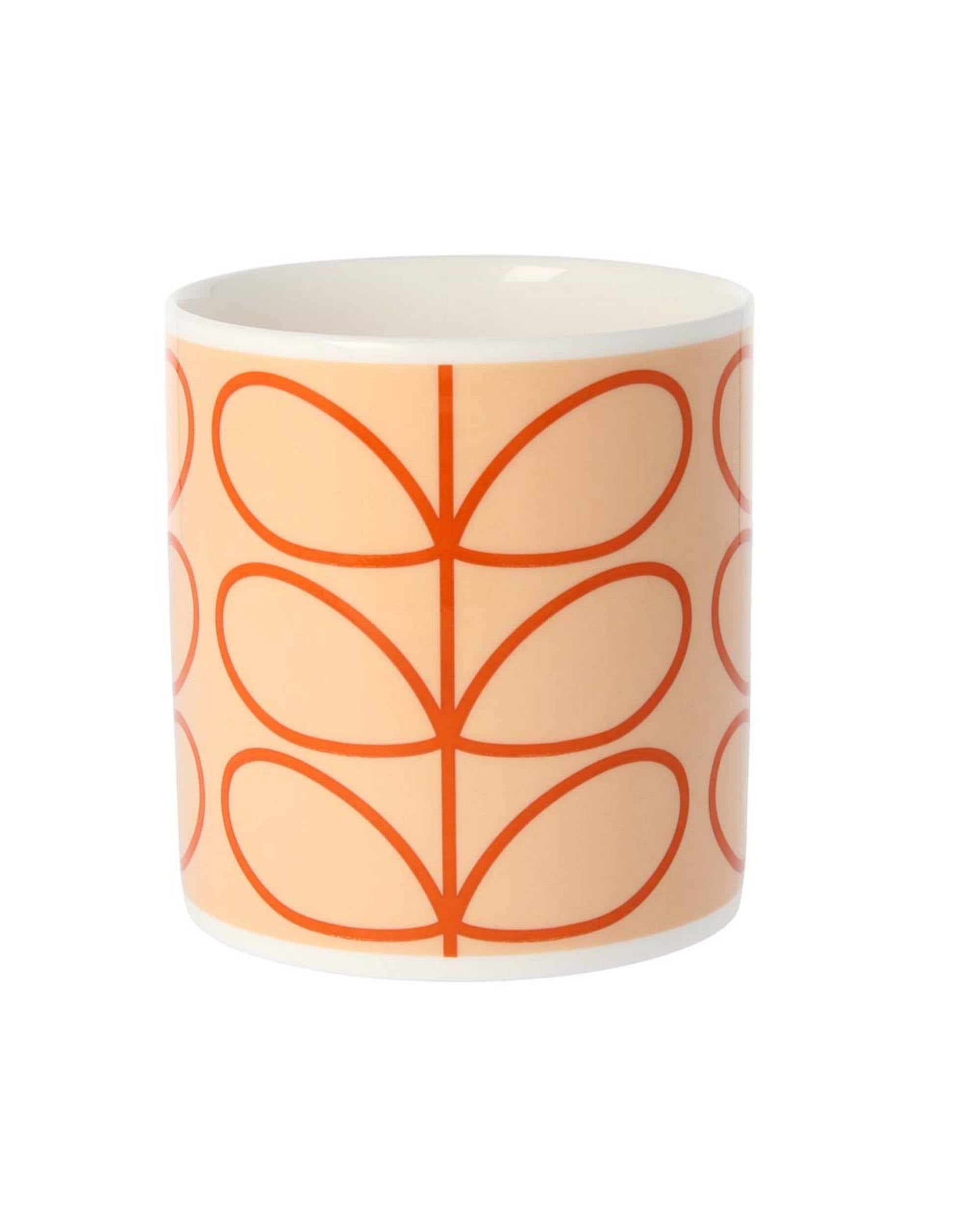 Nærbilde av Orla Kiely Linear Stem Tomato kopp. Tomatrødt geometrisk stilkmønster på lys terrakotta bakgrunn.