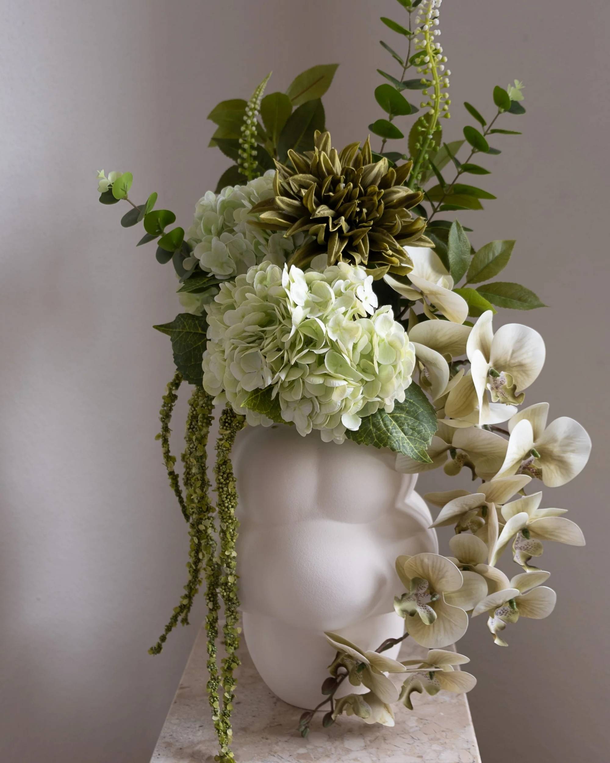Nærbilde, Amarante Moss Field Bukett i vase, mosegrønne hortensia og orkideer, eukalyptus og grønne hengeplanter. Fyldig.
